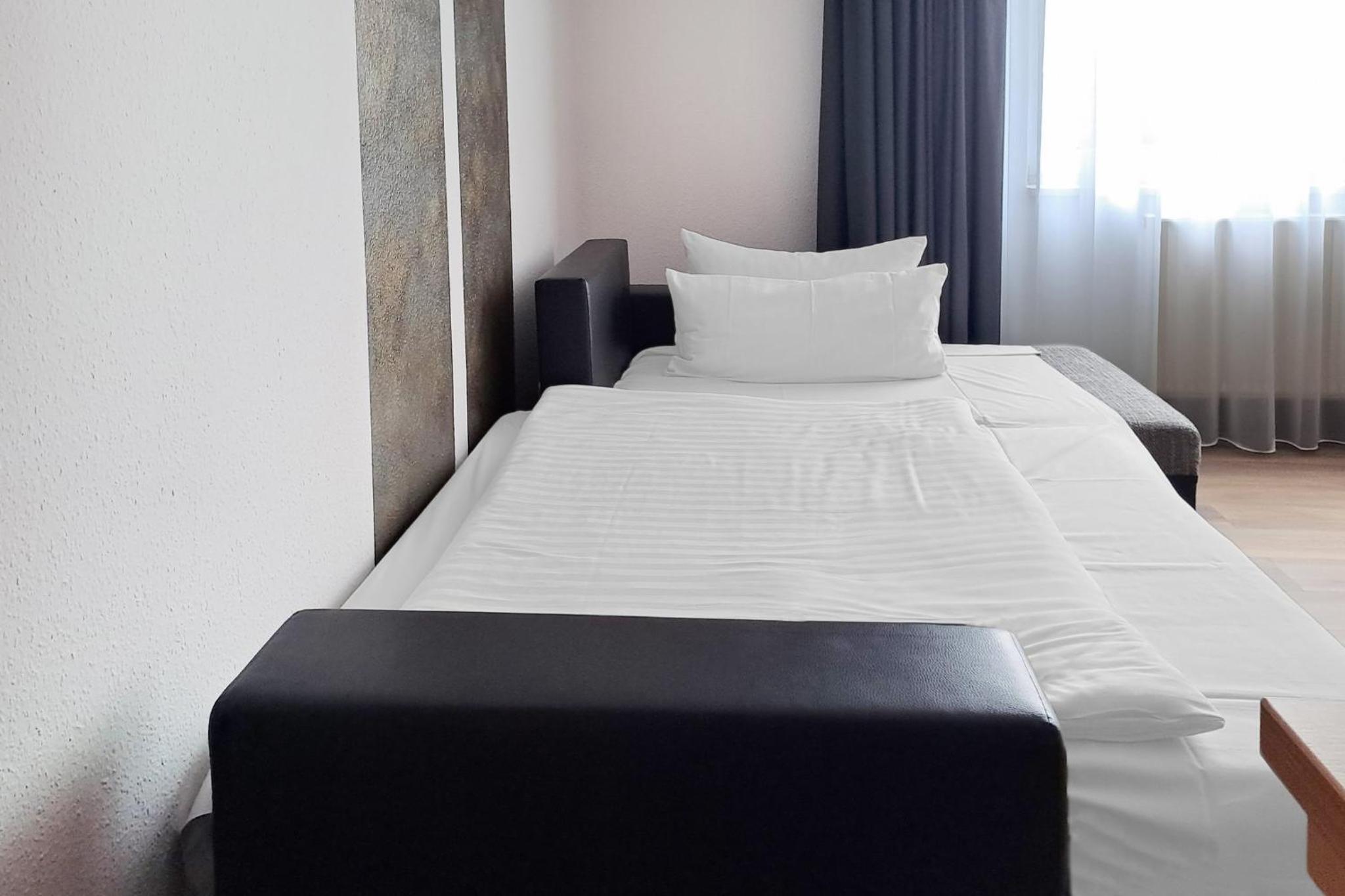Premium Twin Room with Sofa Bed - Photo 10