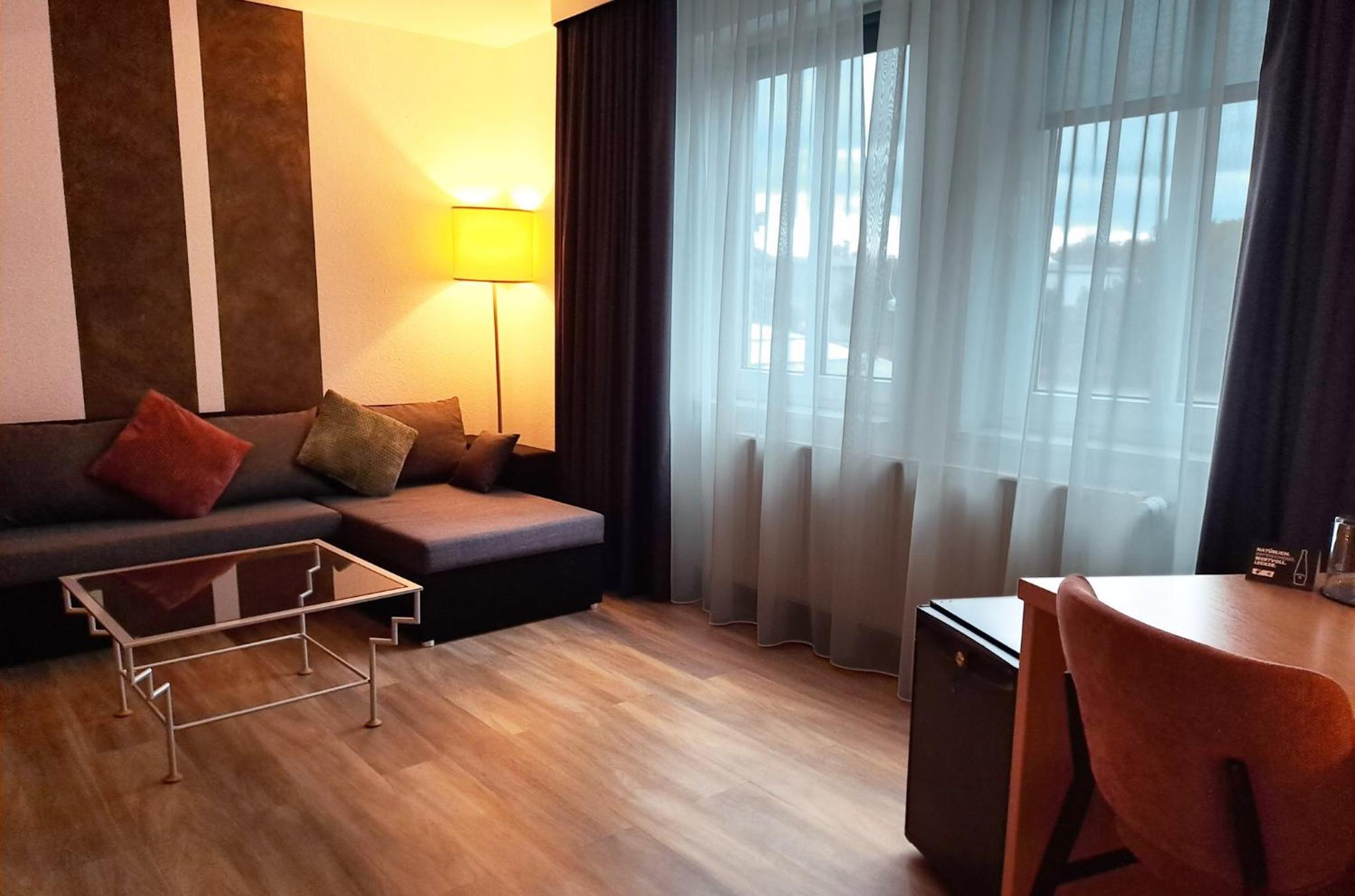 Premium Twin Room with Sofa Bed - Photo 14