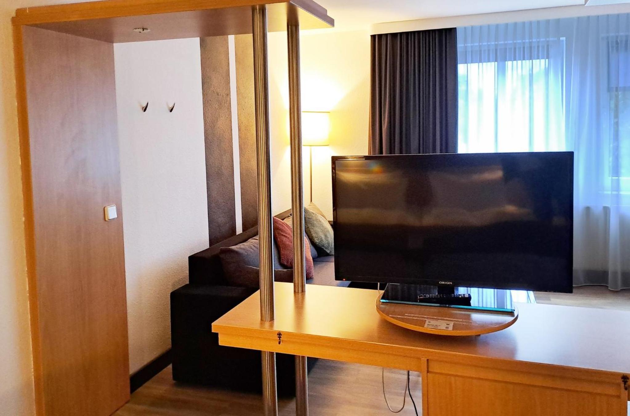 Premium Twin Room with Sofa Bed - Photo 11