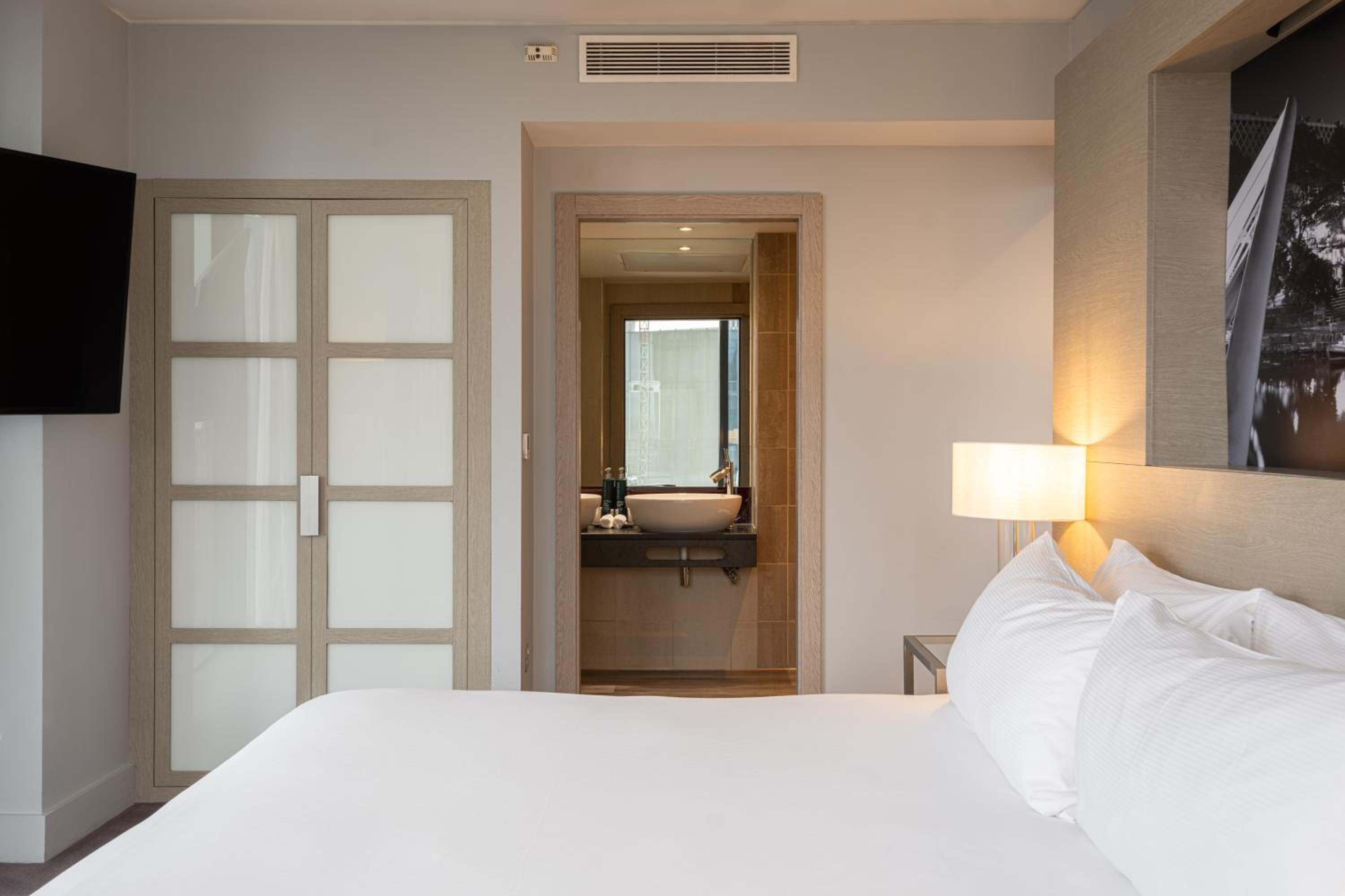 One-Bedroom Suite - Photo 4