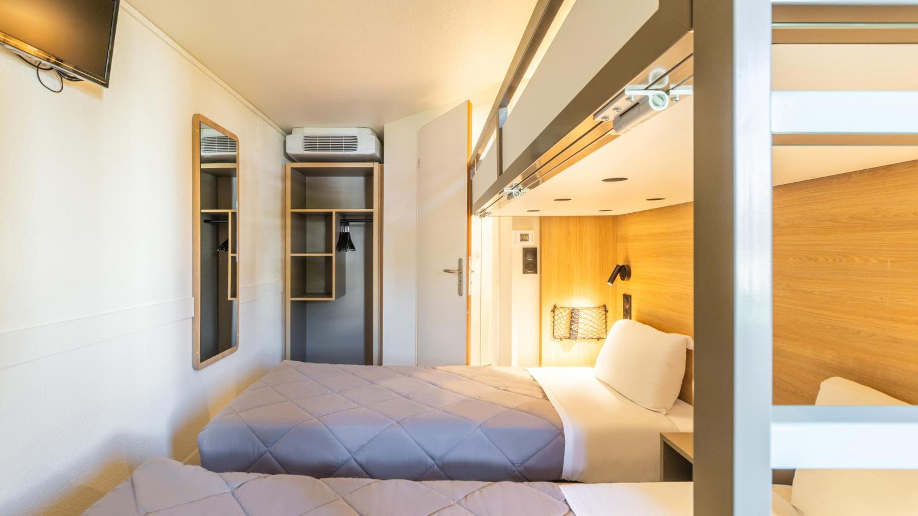 Standard Room - 2 Single Beds 1 Bunk Bed - Photo 7