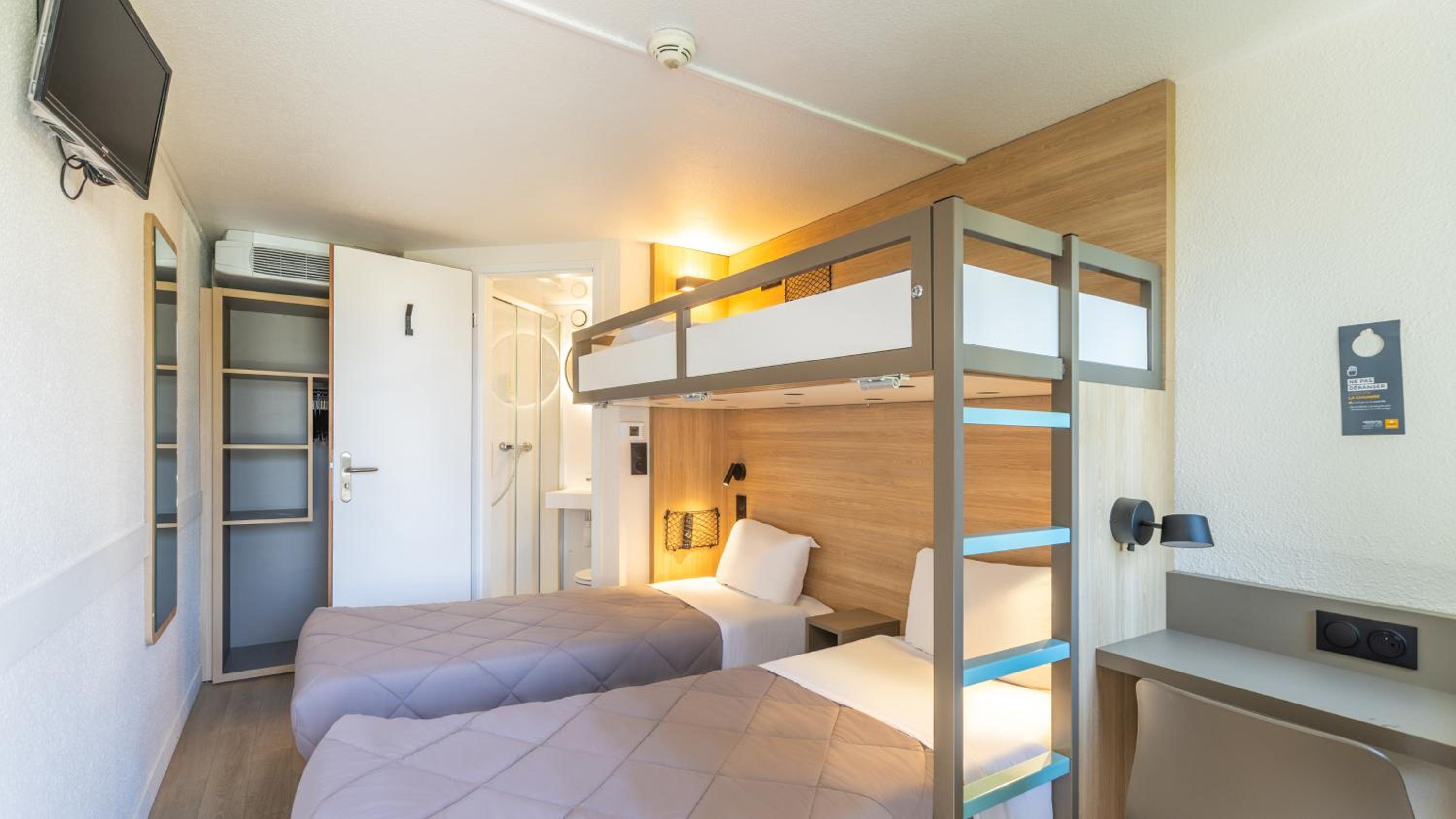Standard Room - 2 Single Beds 1 Bunk Bed - Photo 3