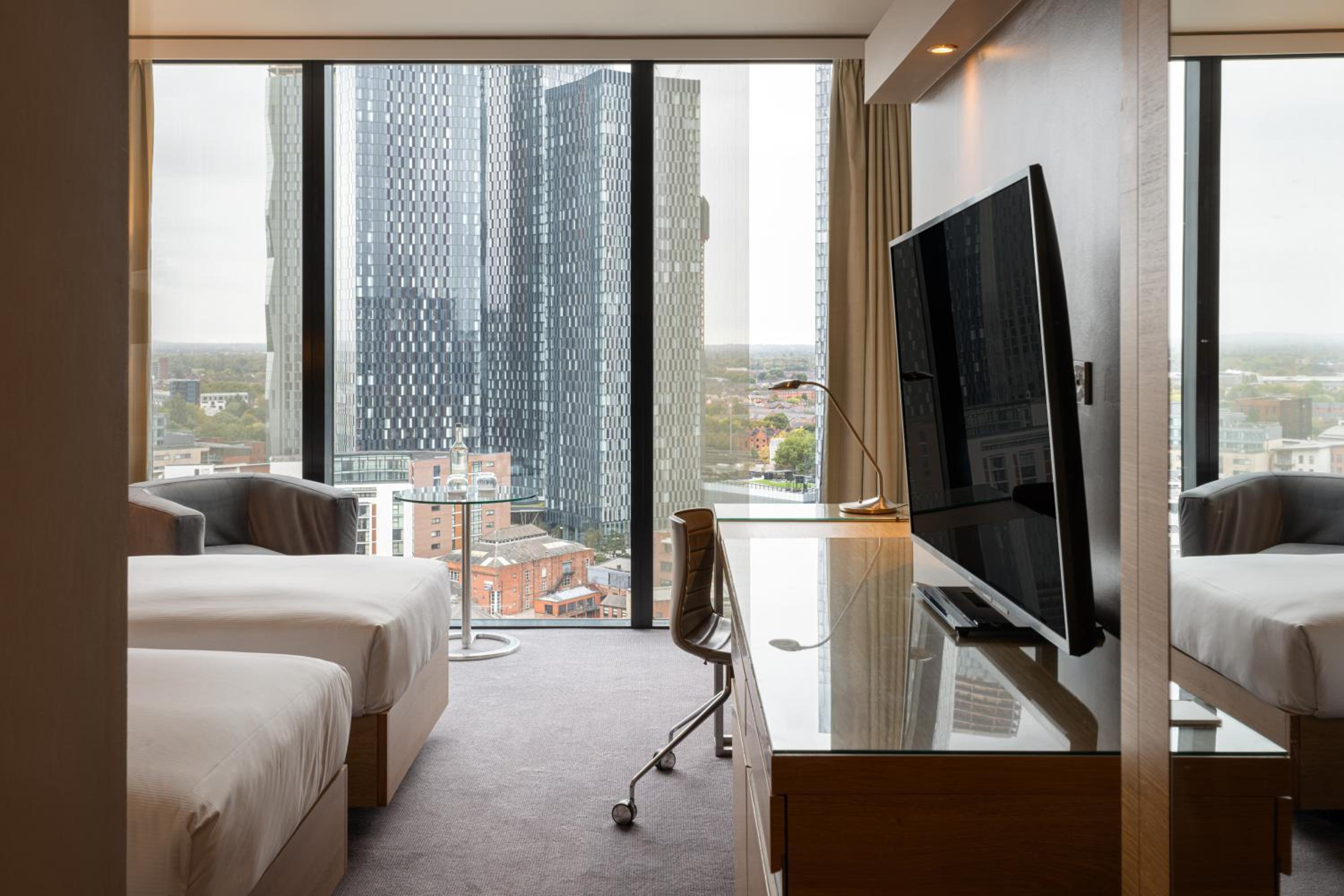 Classic Twin Room with City View - Photo 2