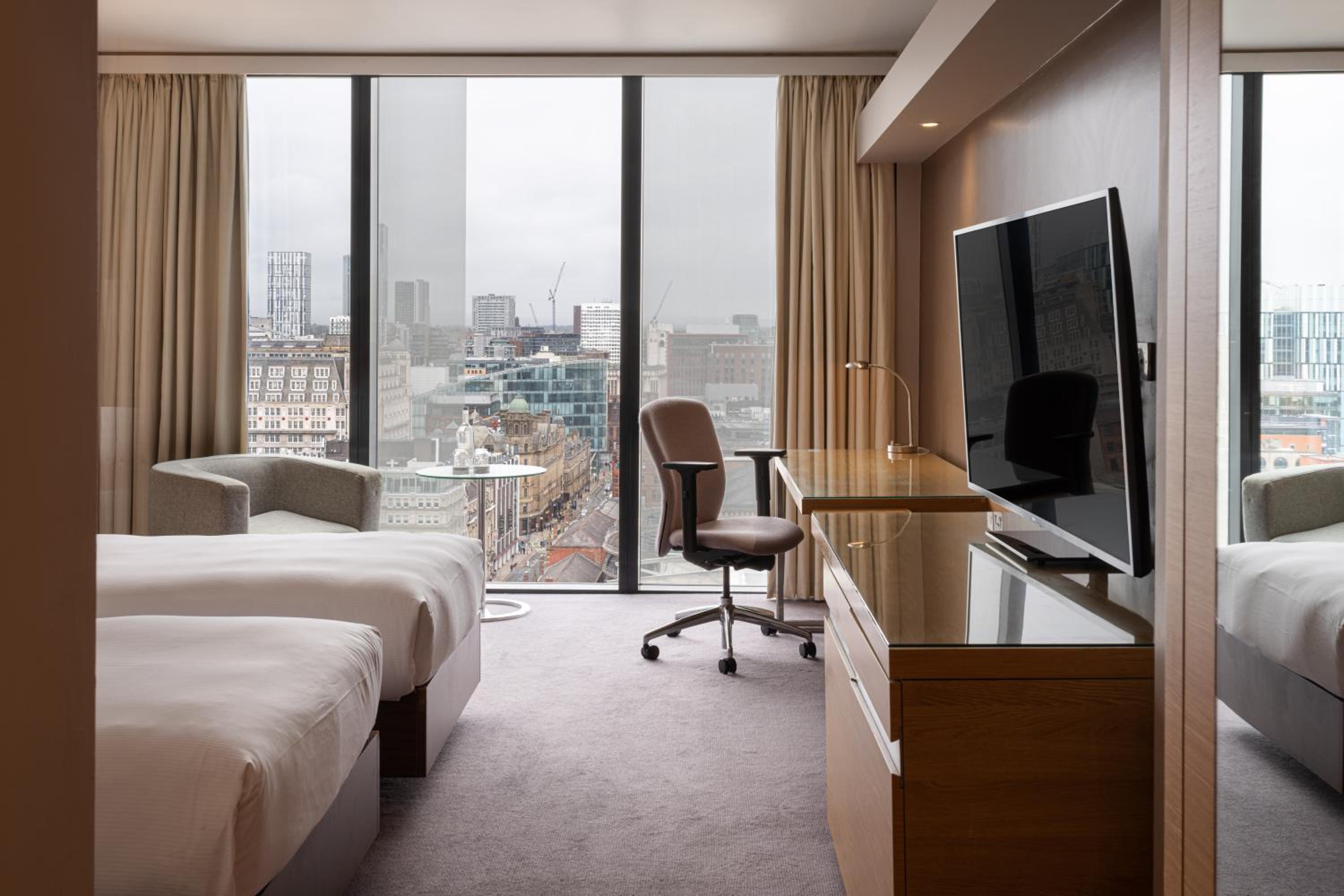 Classic Twin Room with City View - Photo 1