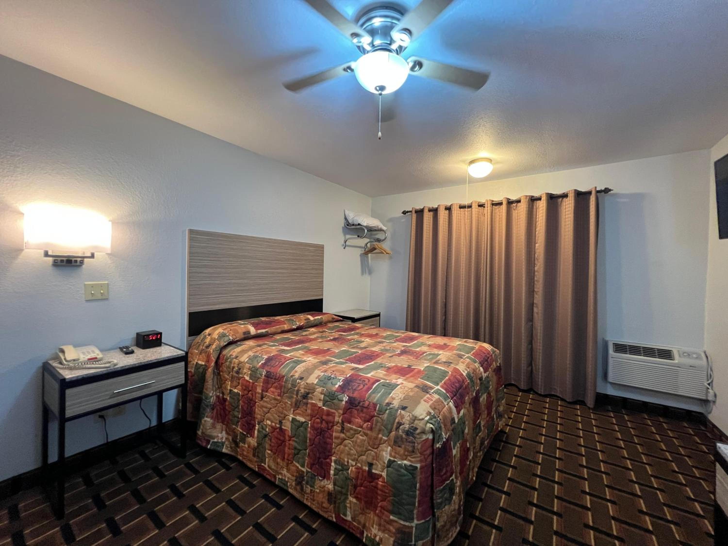 Queen Bed Accessible photo 3