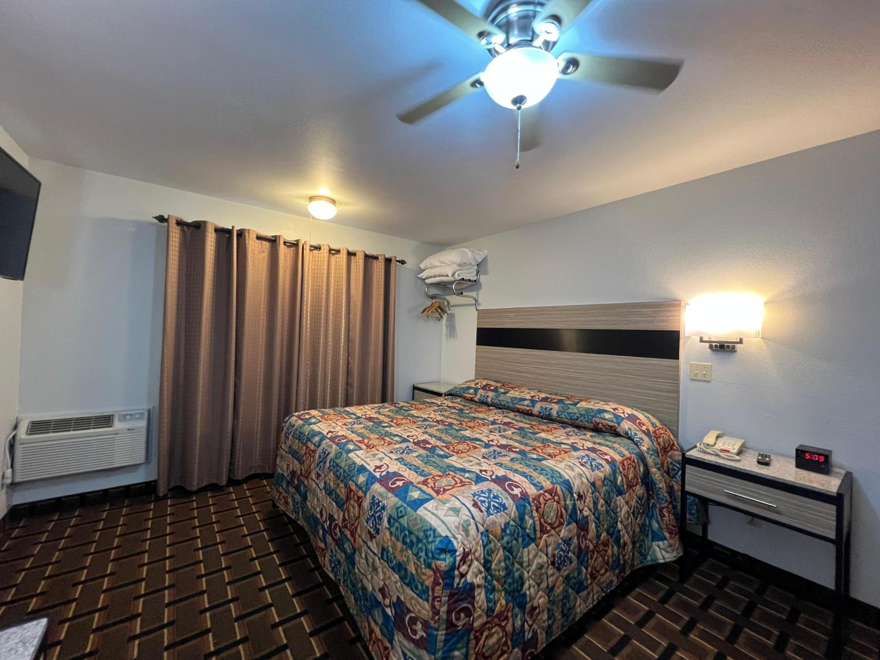 Queen Bed Accessible photo 2