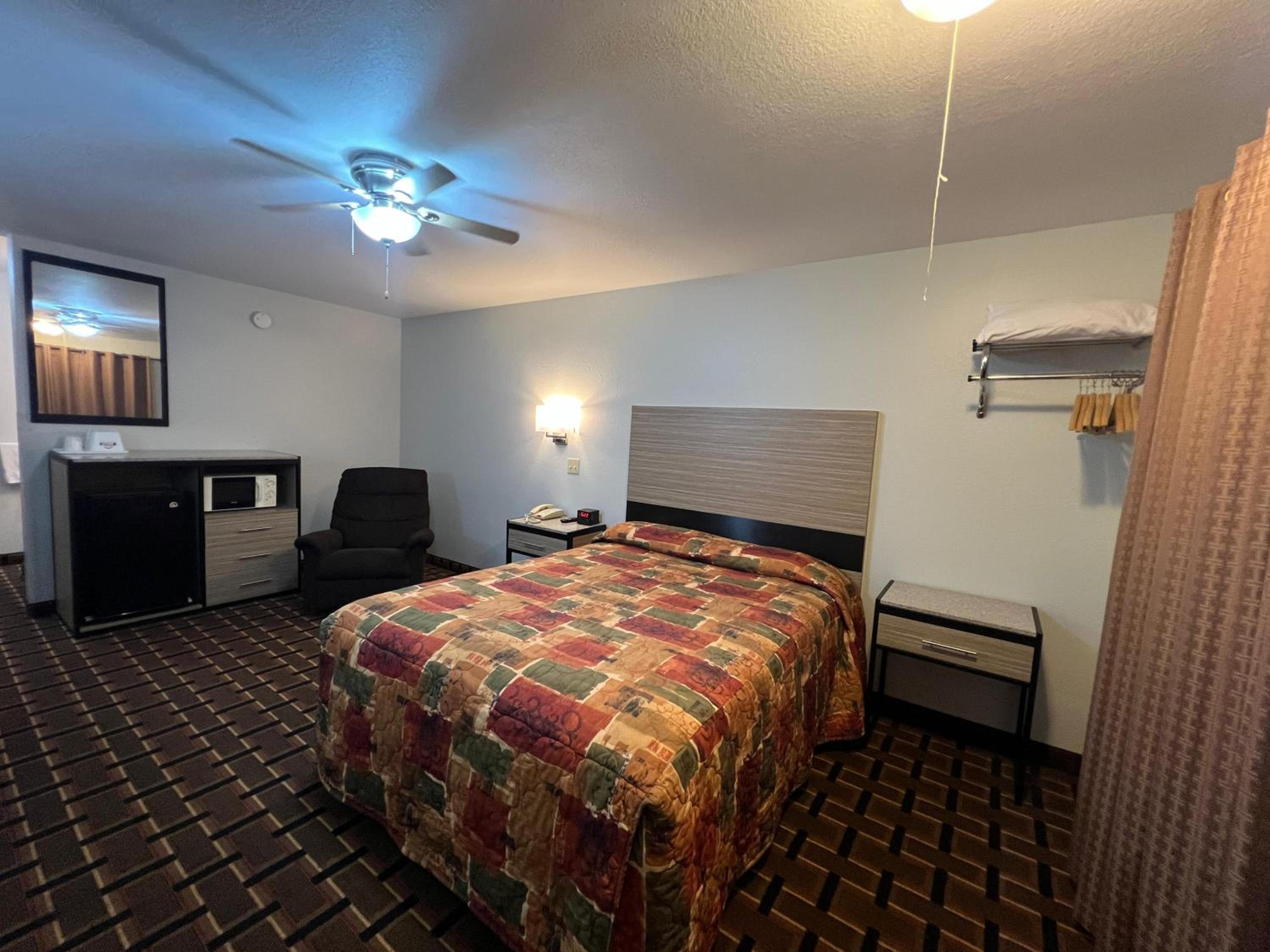 Queen Bed Accessible photo 1