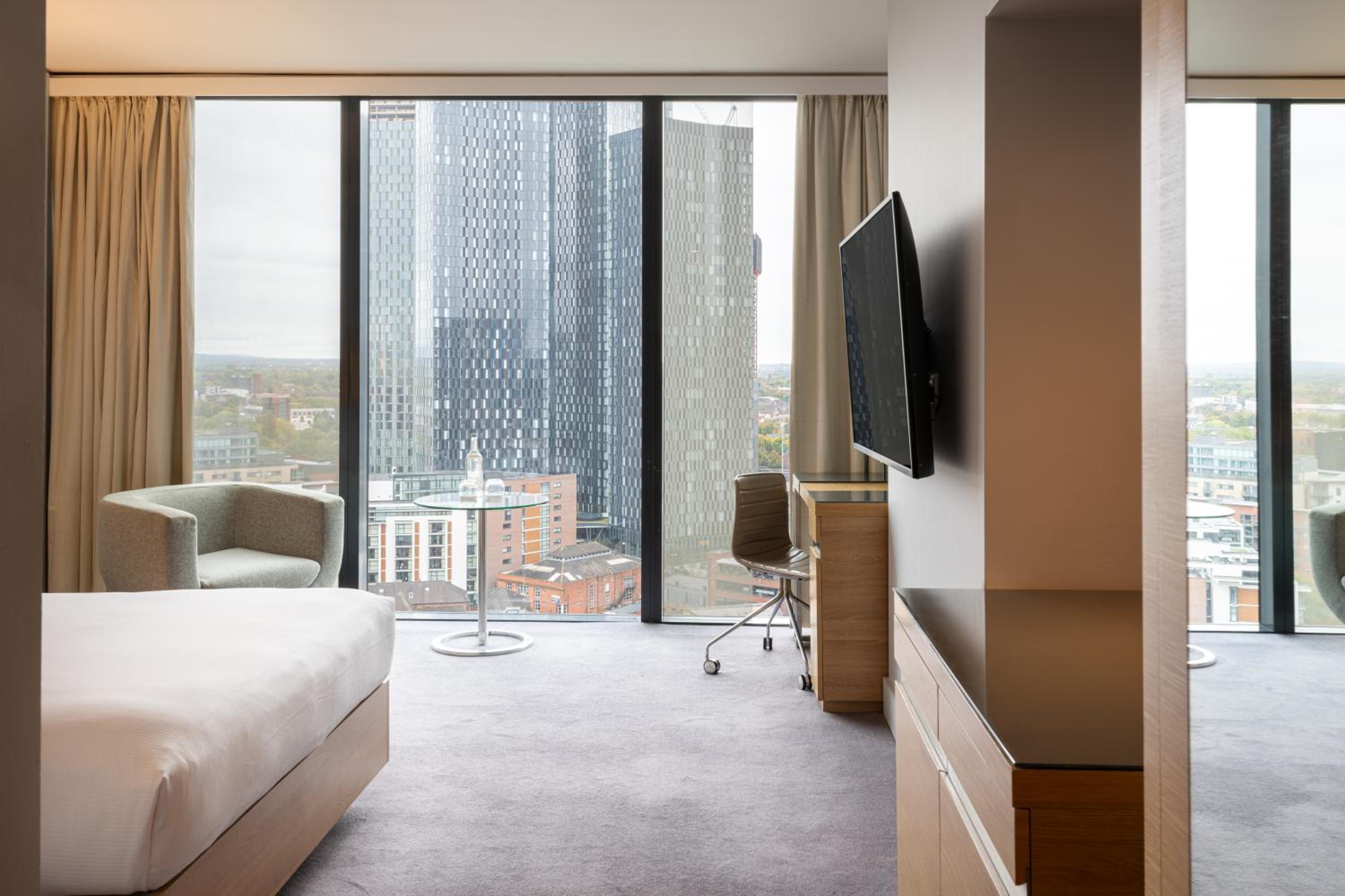 Classic King Room - Skyline Club - Photo 8