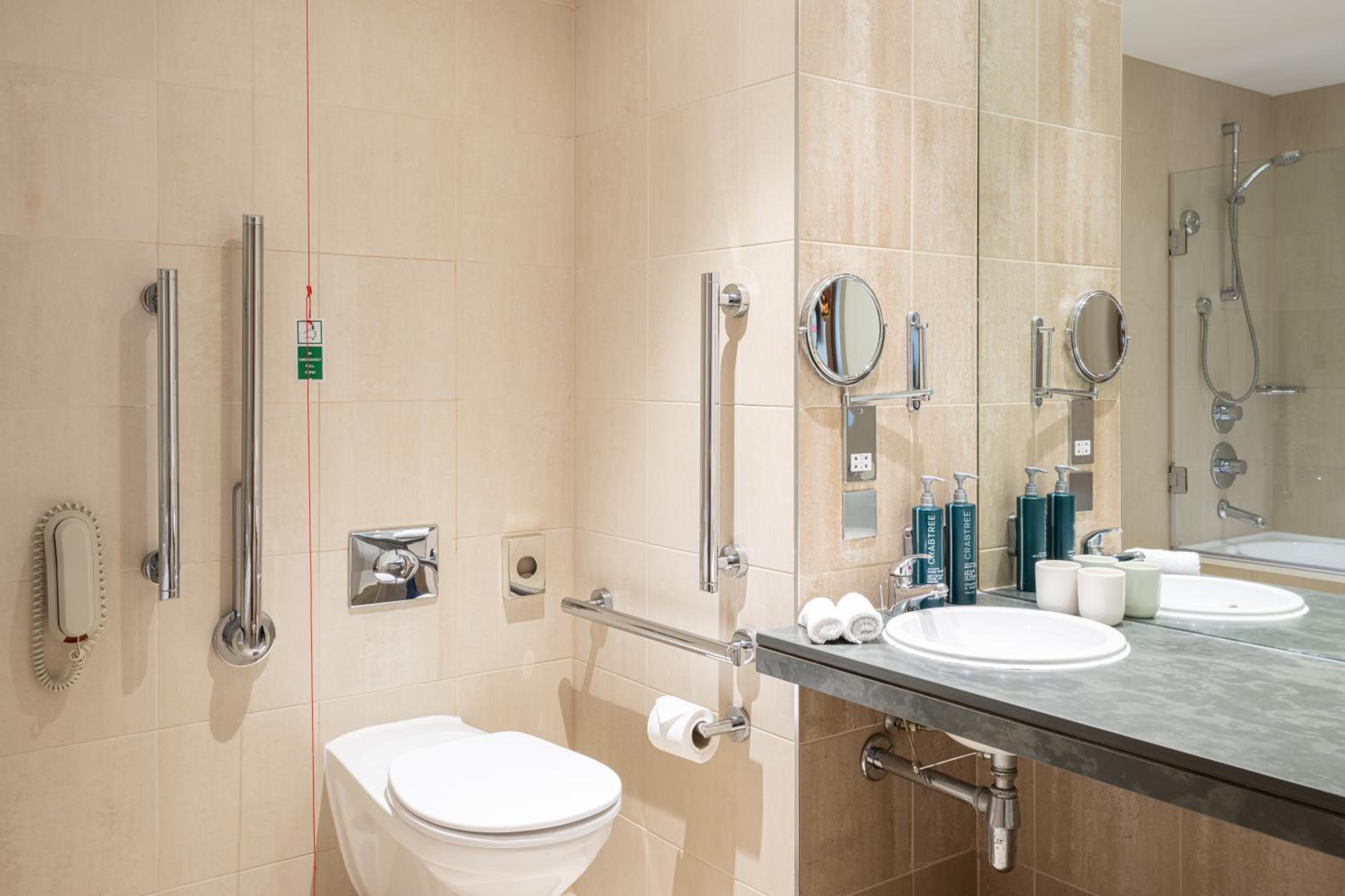 Classic Queen Room with City View - Accessible Bath/Shower - Photo 2