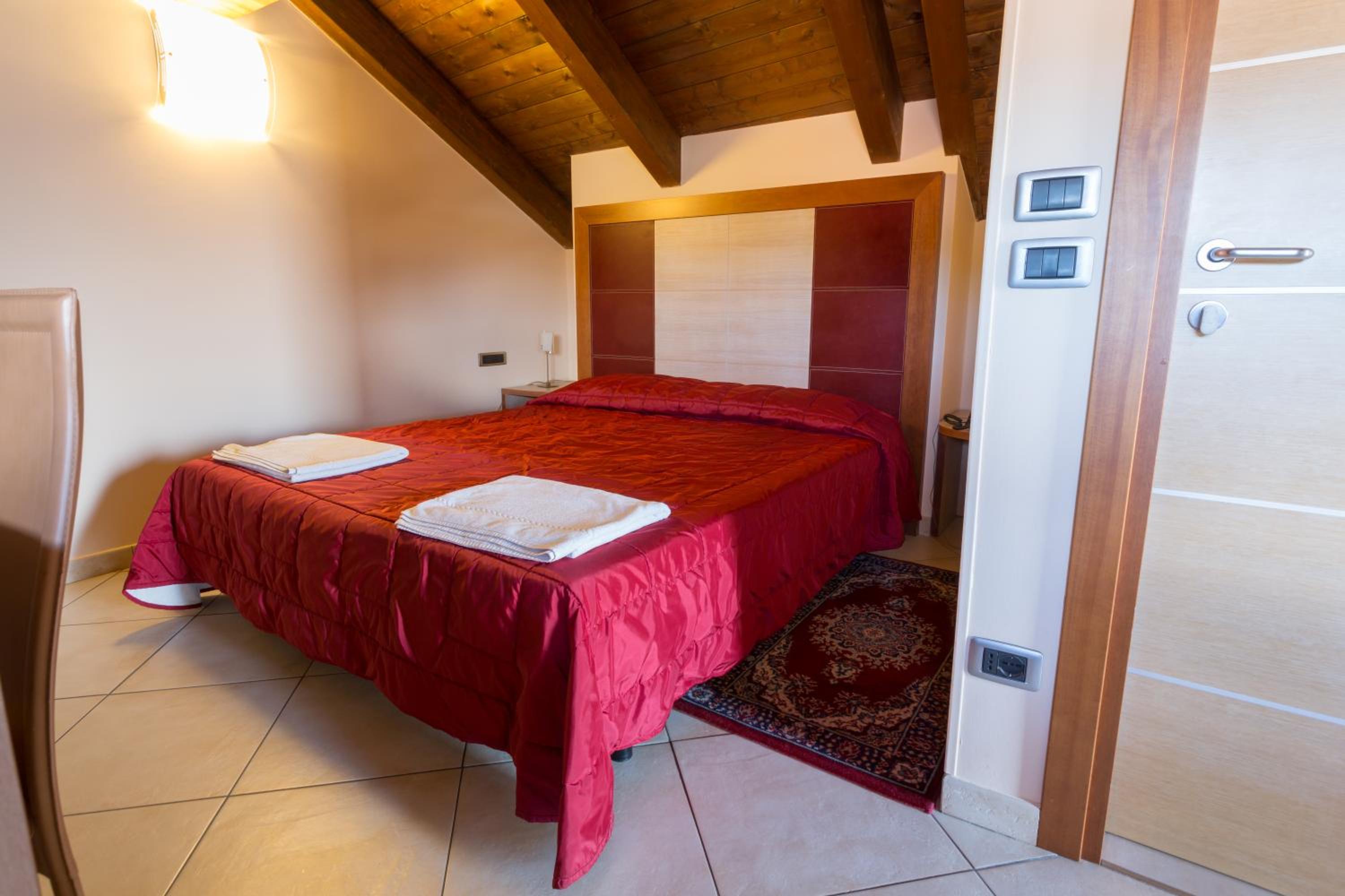 Deluxe Double or Twin Room with City View photo 2