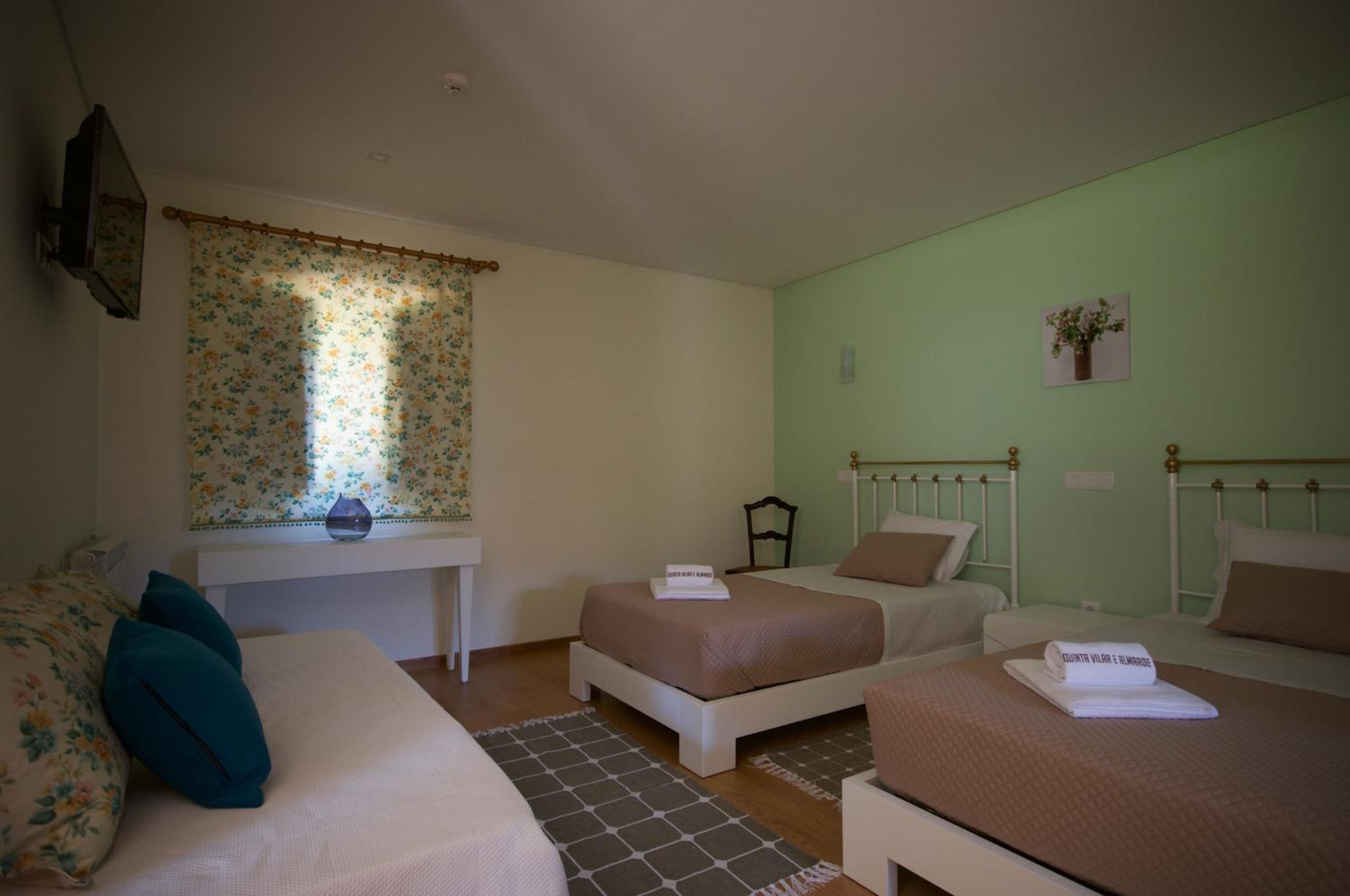 Twin Room with Private Bathroom photo 2