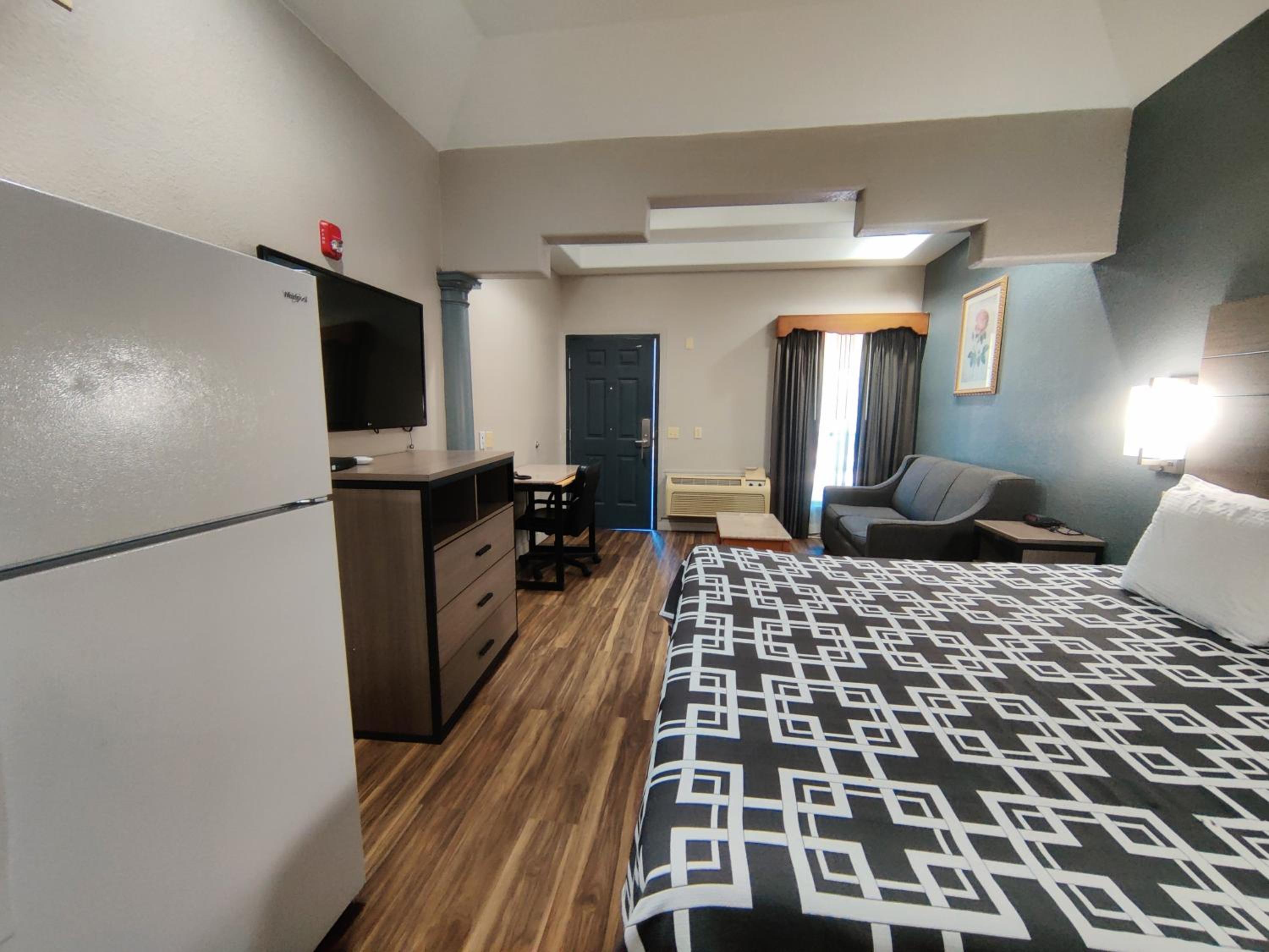 1 Suite King Bed Smoking Jacuzzi Tub photo 1