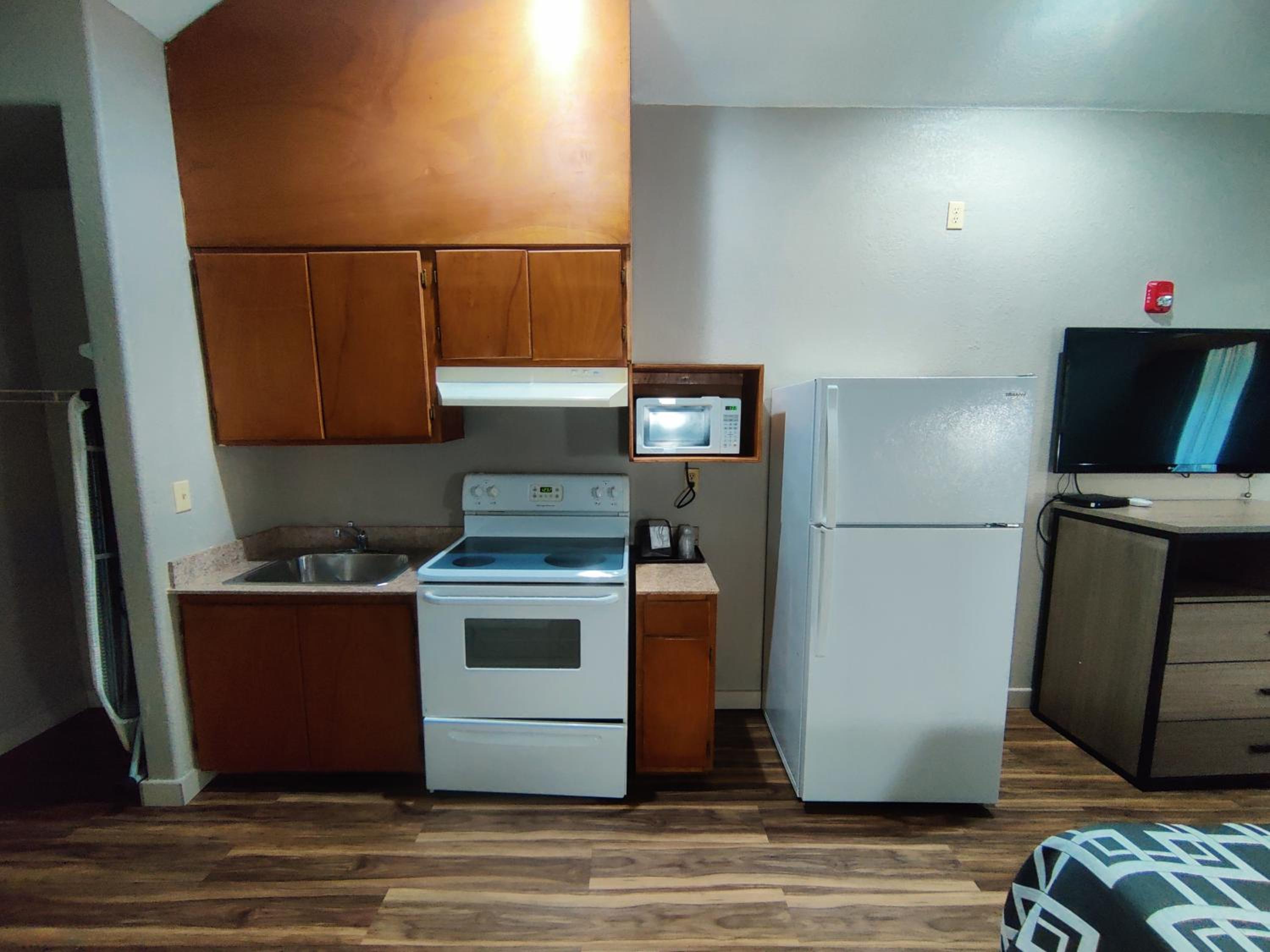 King Bed with Kitchenette photo 1