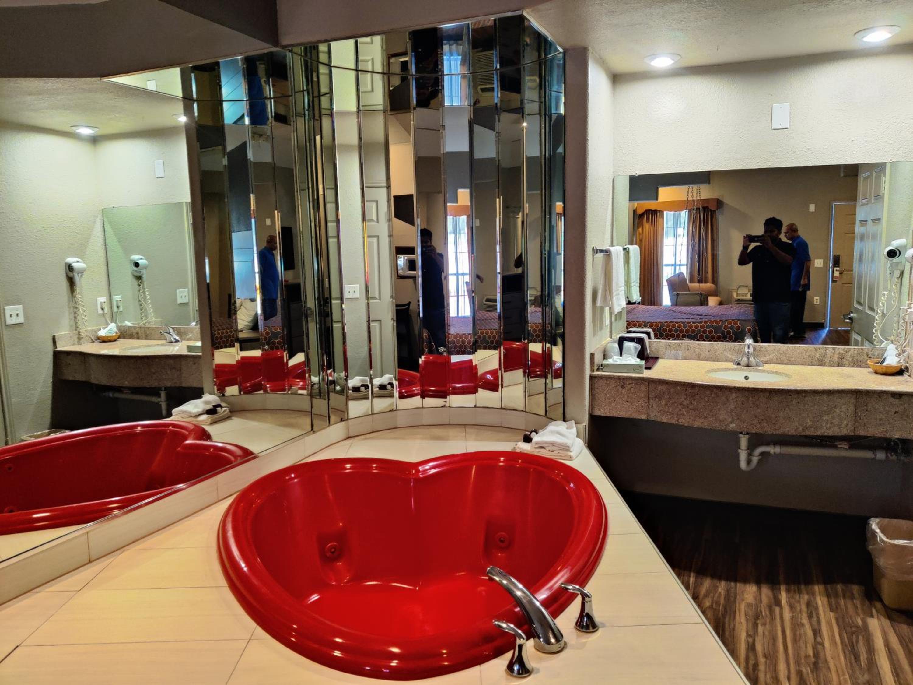 1 Suite King Bed Smoking Jacuzzi Tub photo 2