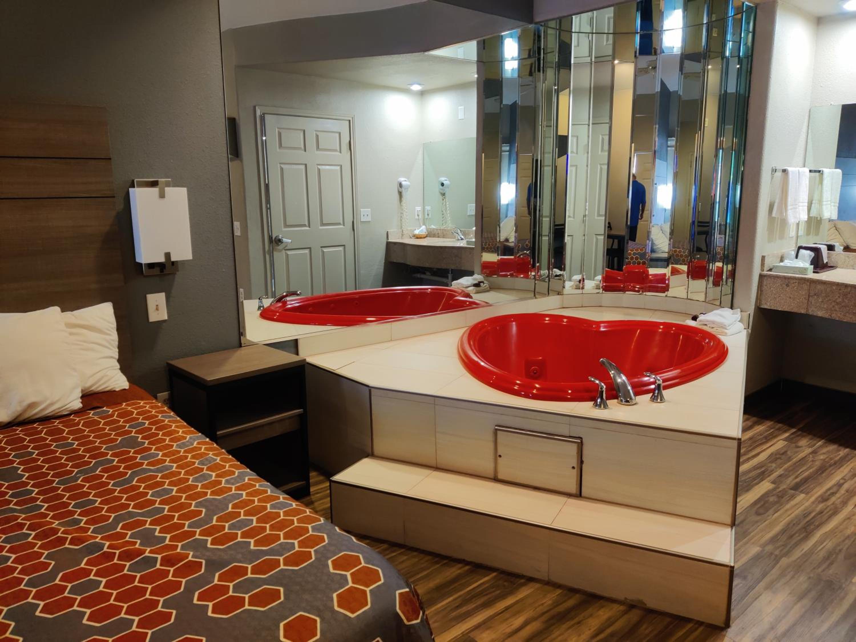 1 Suite King Bed Smoking Jacuzzi Tub