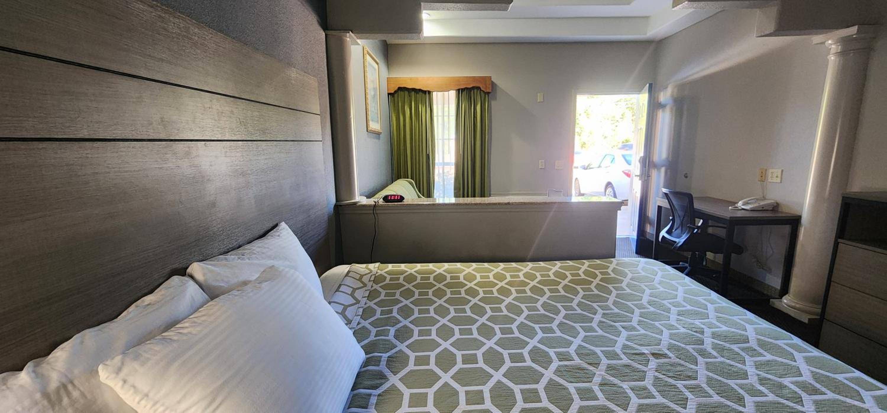 1 Suite King Bed Non-Smoking Jacuzzi Tub photo 3