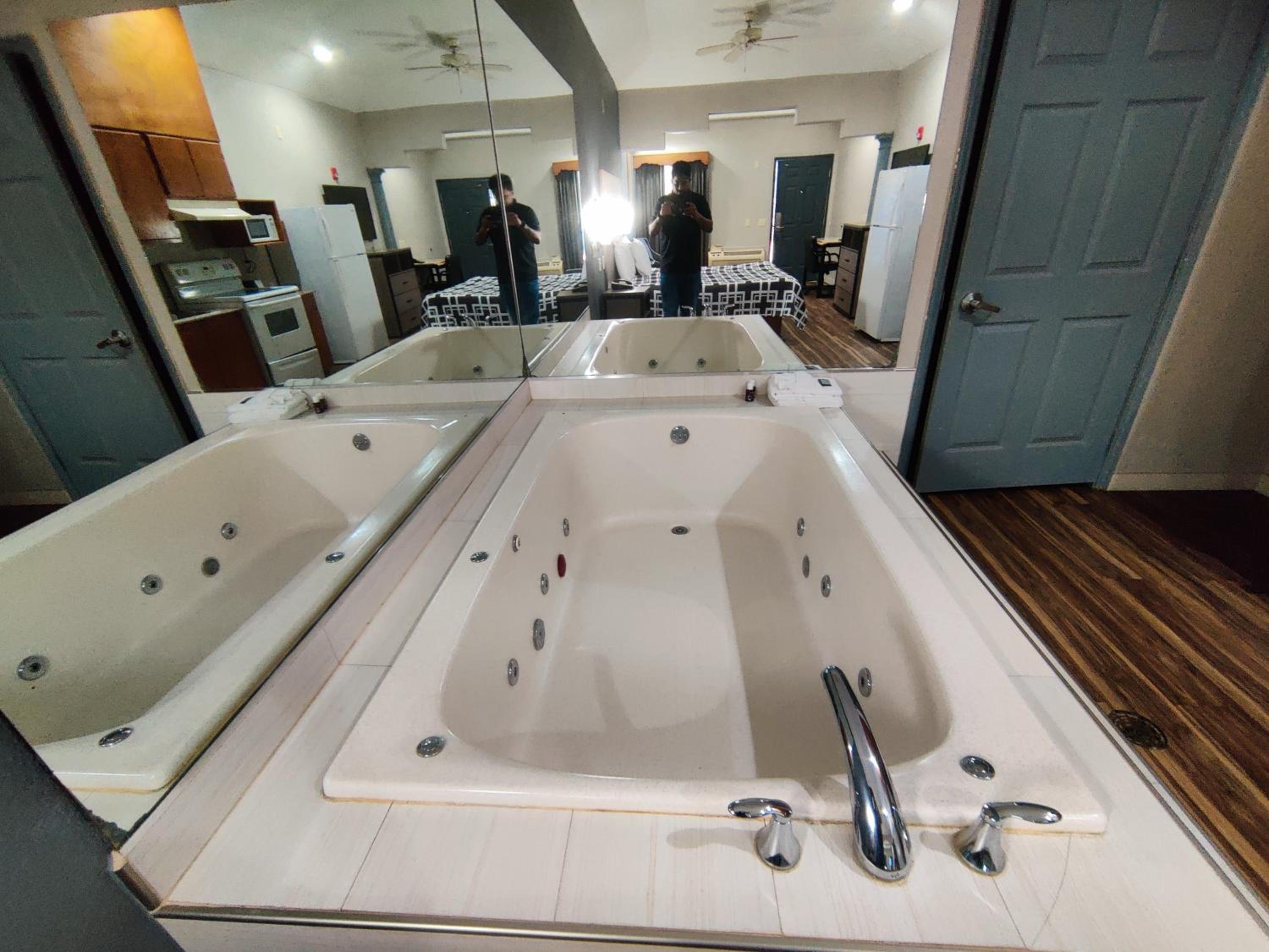 1 Suite King Bed Non-Smoking Jacuzzi Tub