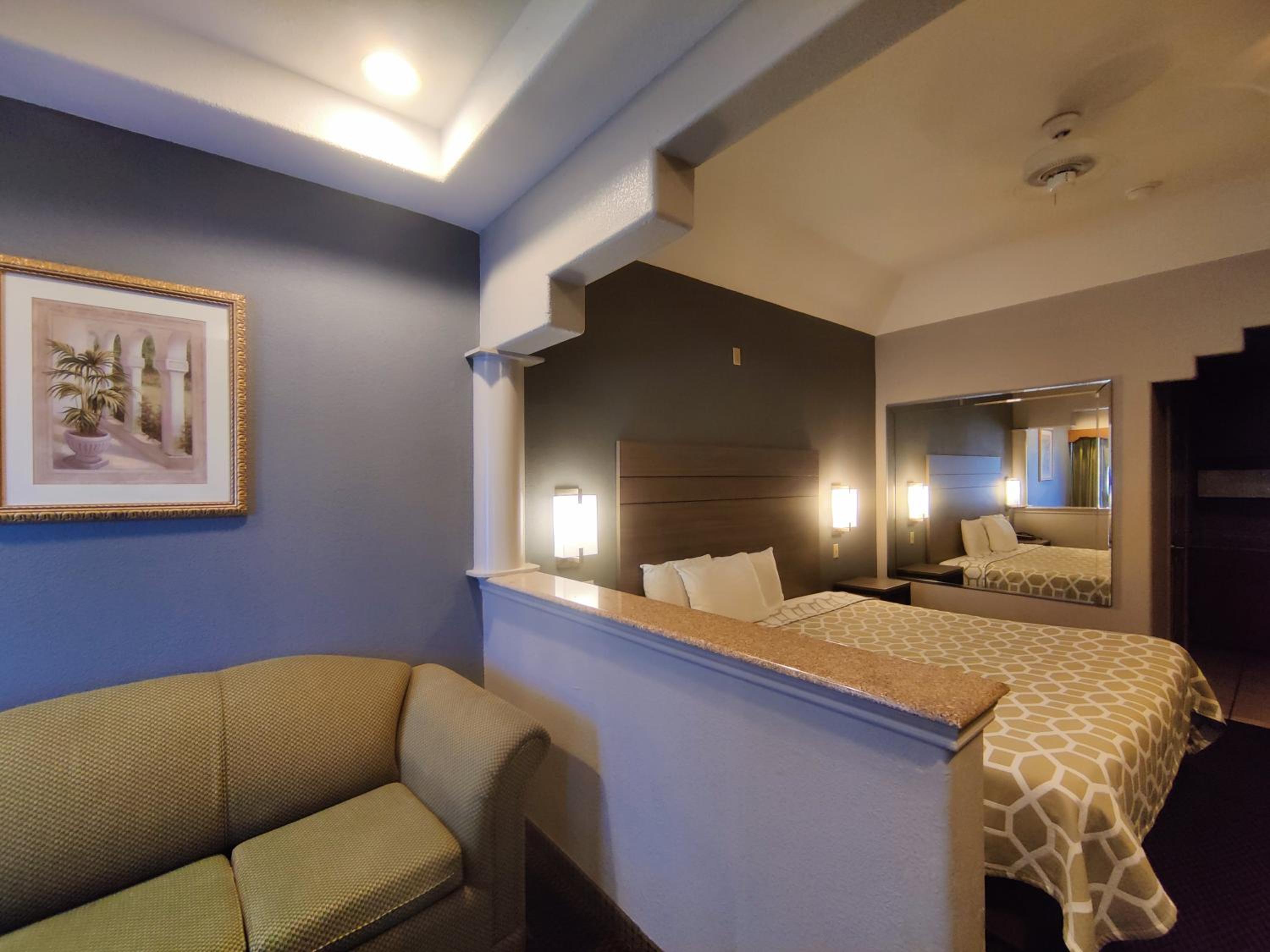 1 Suite King Bed Non-Smoking Jacuzzi Tub