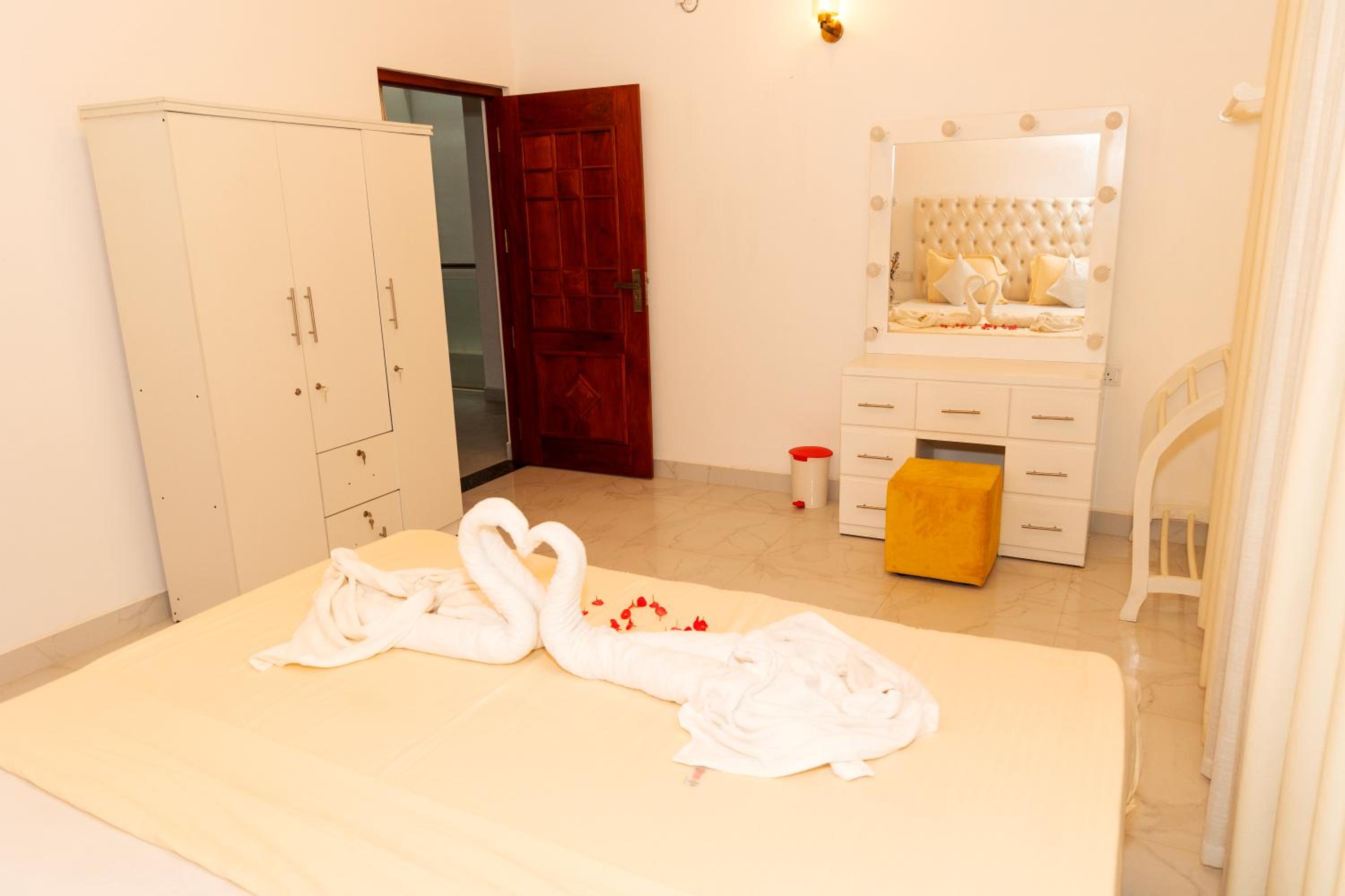 Double Room with Shared Bathroom photo 3