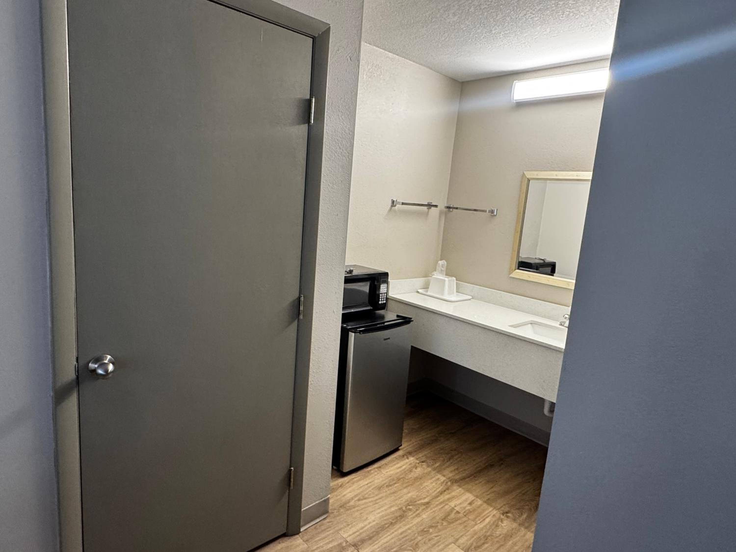 Studio Suite with Two King Beds - Non-Smoking - Photo 3
