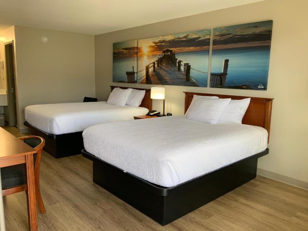 Queen Room with Two Queen Beds and Bath Tub - Mobility/Hearing Access - Non-Smoking - Photo 3