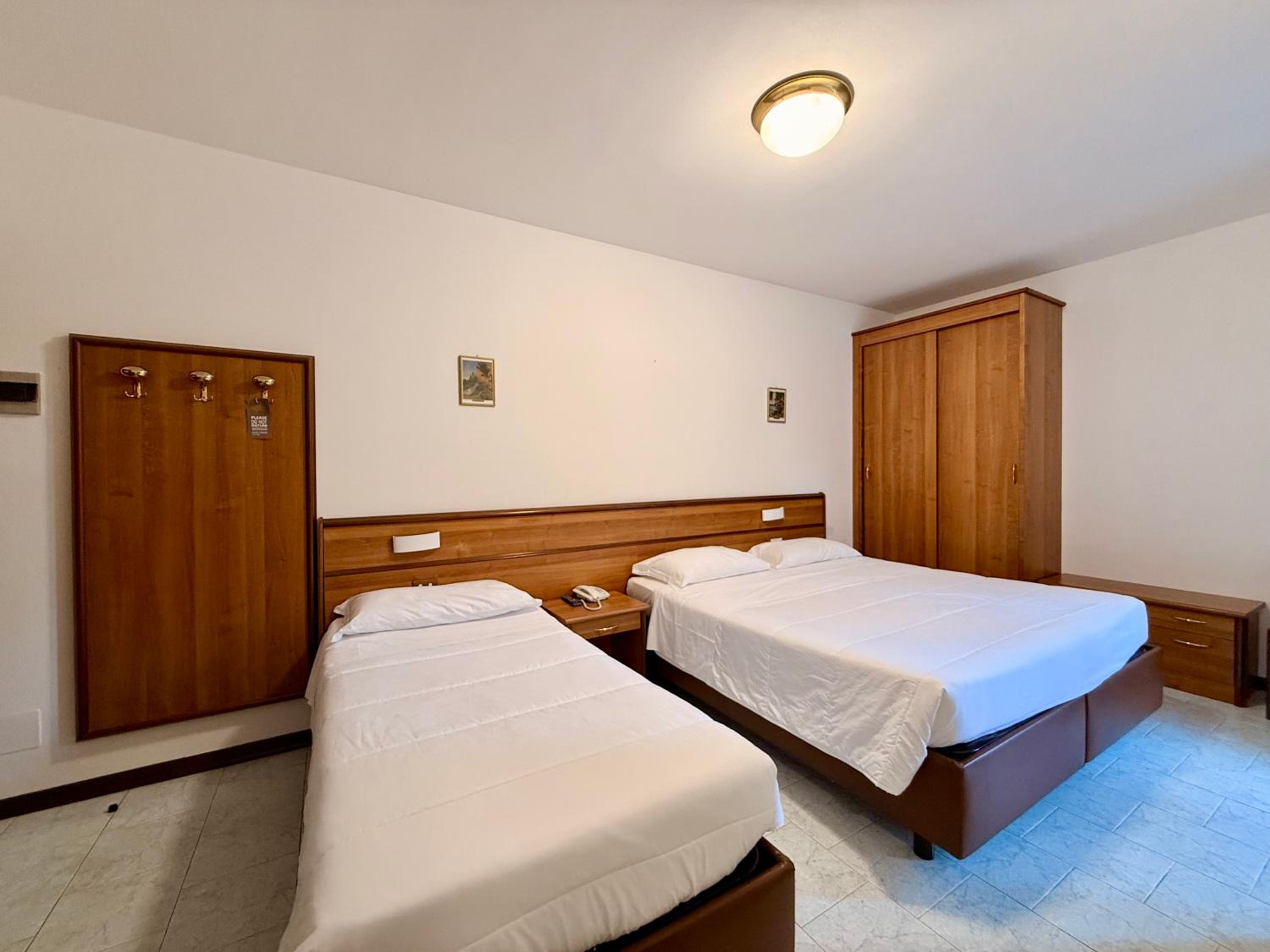 triple room with balcony and lake view - Photo 14