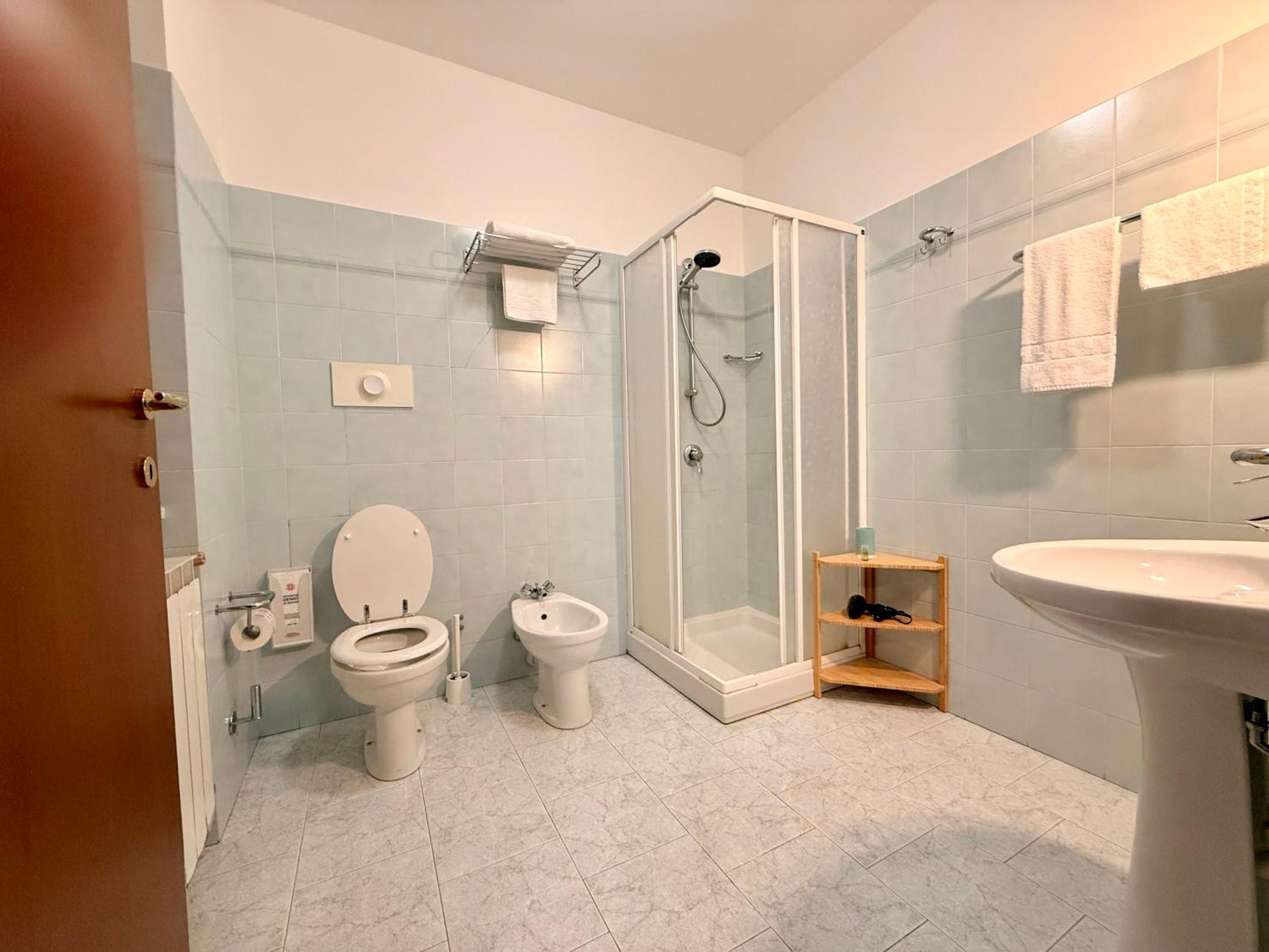 triple room with balcony and lake view - Photo 15
