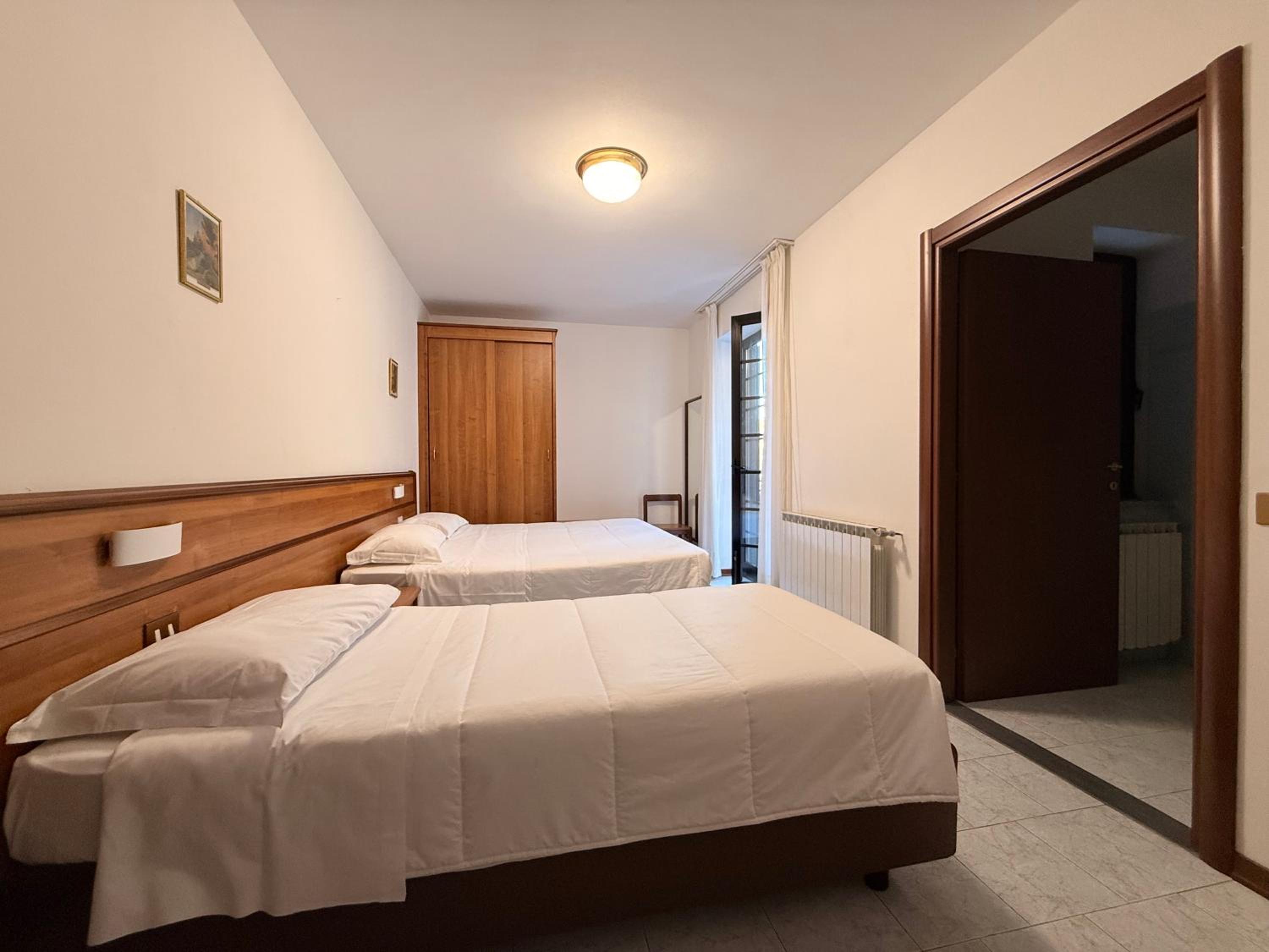 triple room with balcony and lake view - Photo 16