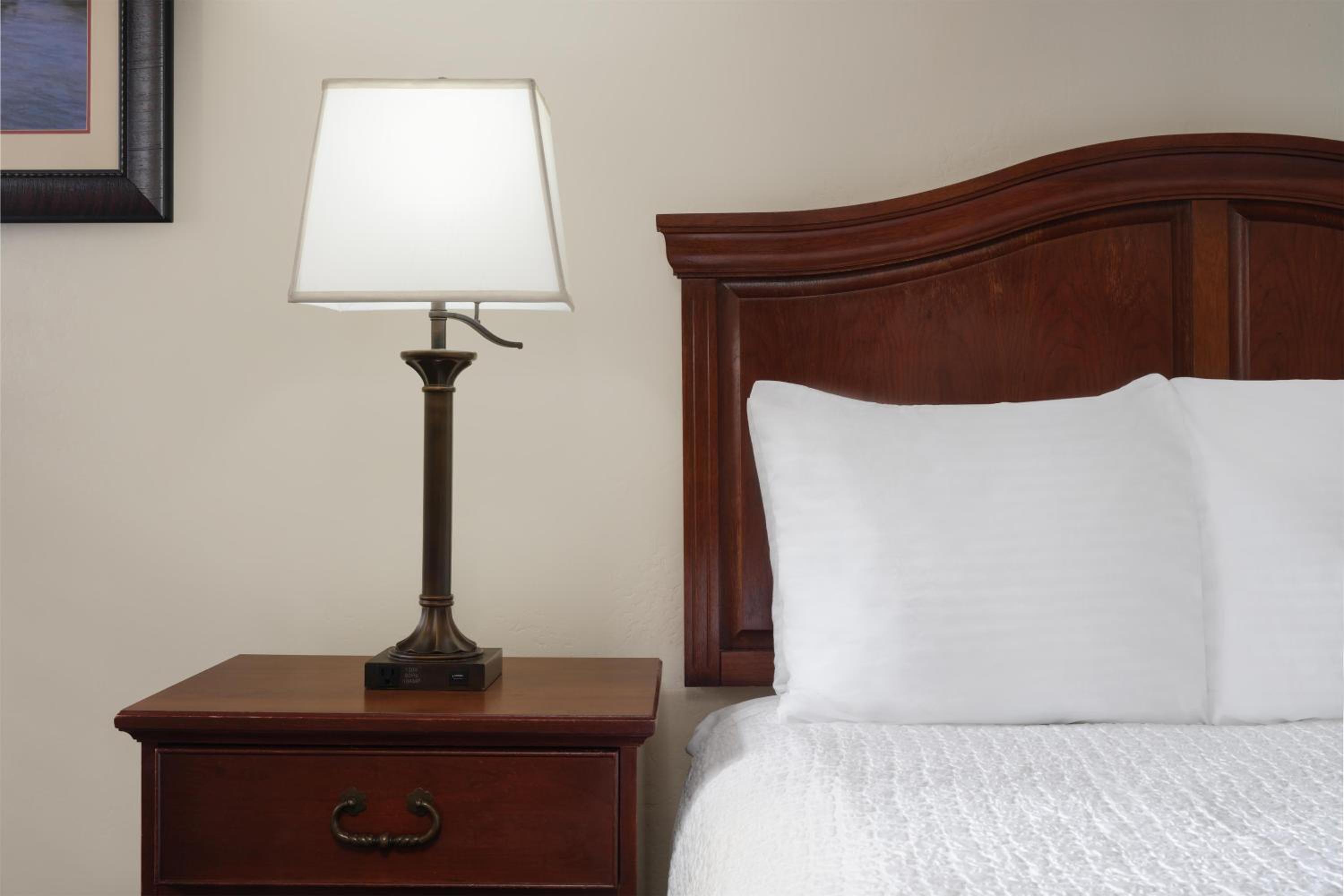 Queen Room with Roll-In Shower - Disability Access/Non-Smoking photo 2