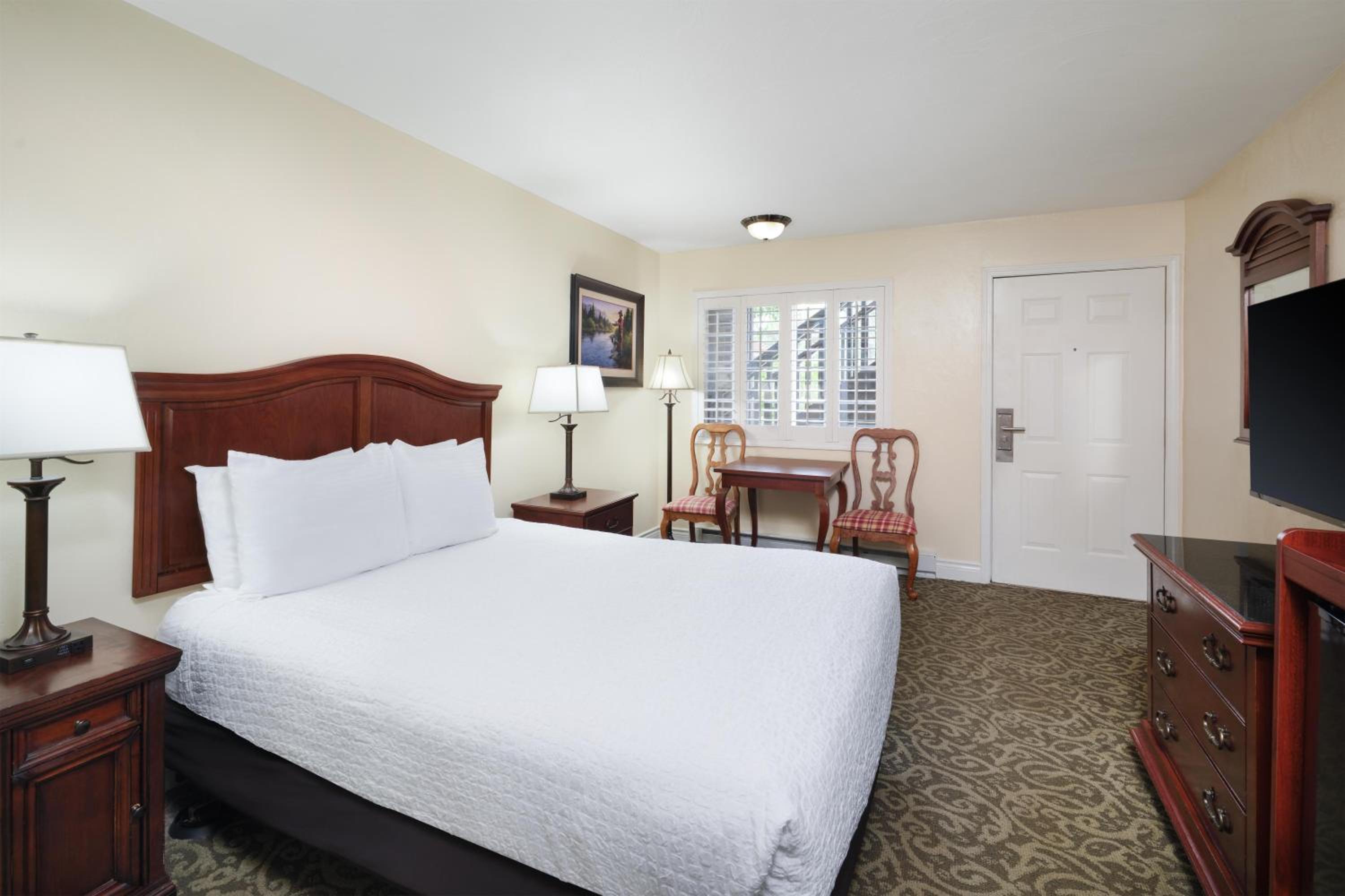 Queen Room with Roll-In Shower - Disability Access/Non-Smoking photo 1