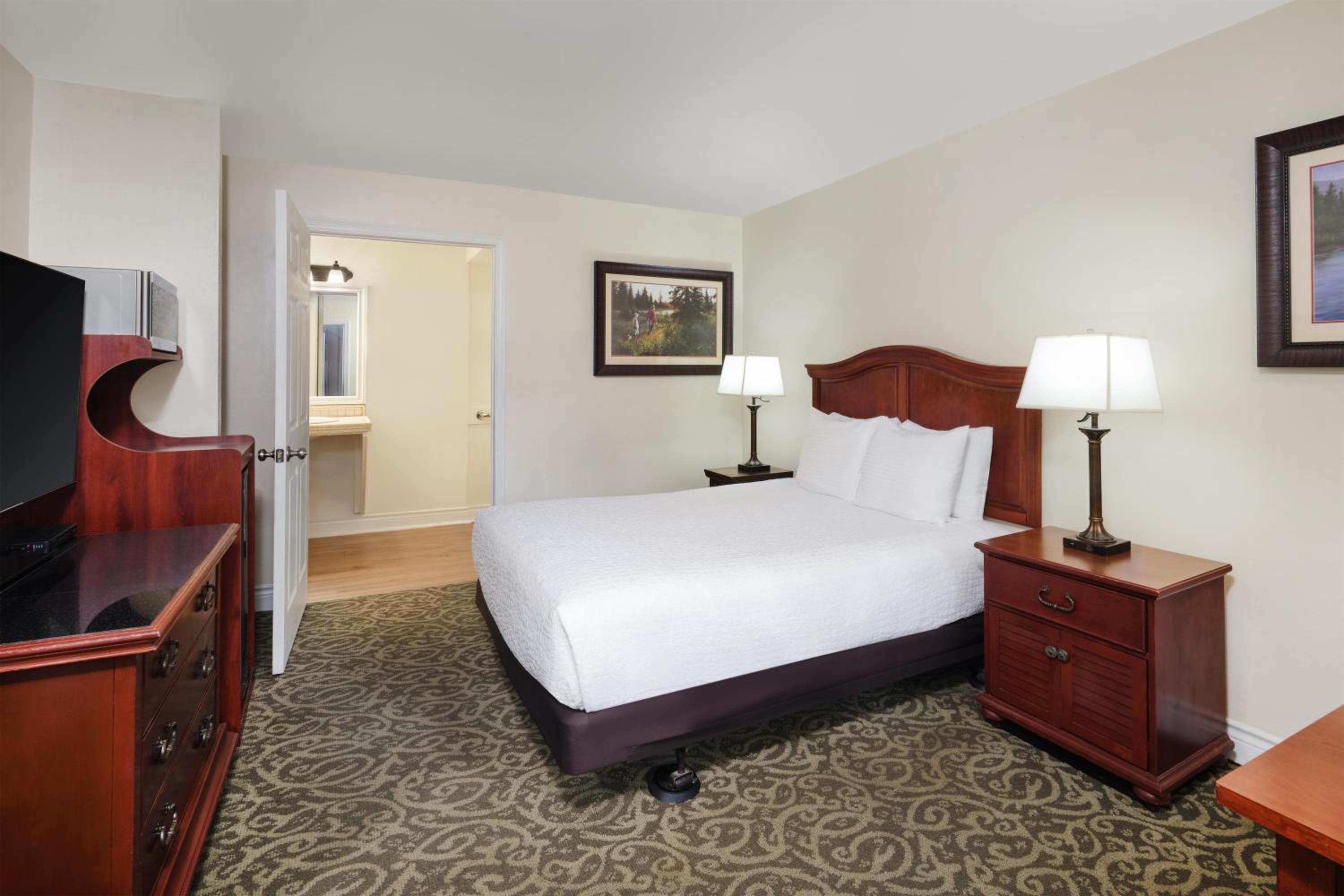 Queen Room with Roll-In Shower - Disability Access/Non-Smoking photo 3
