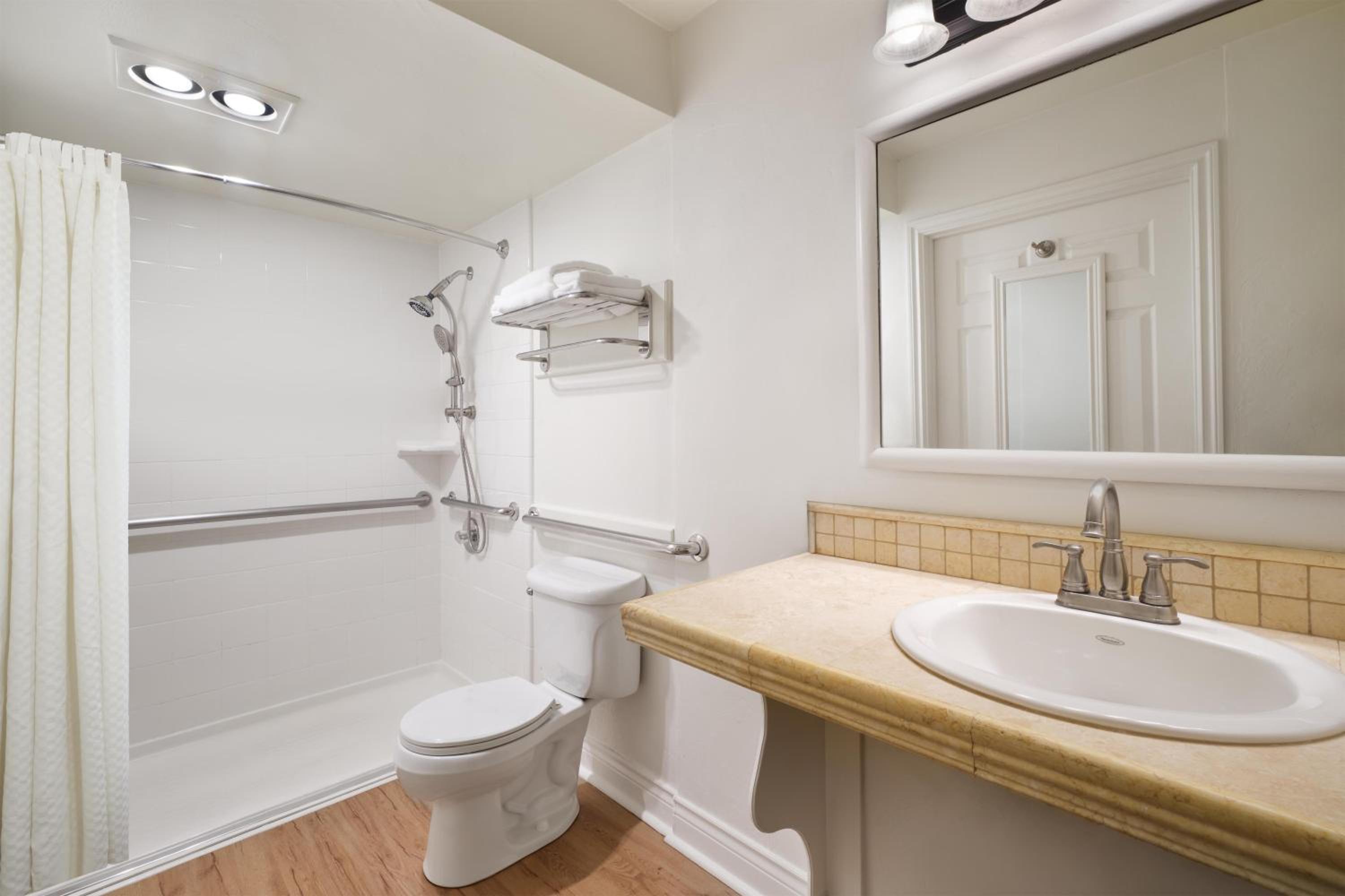 Queen Room with Roll-In Shower - Disability Access/Non-Smoking