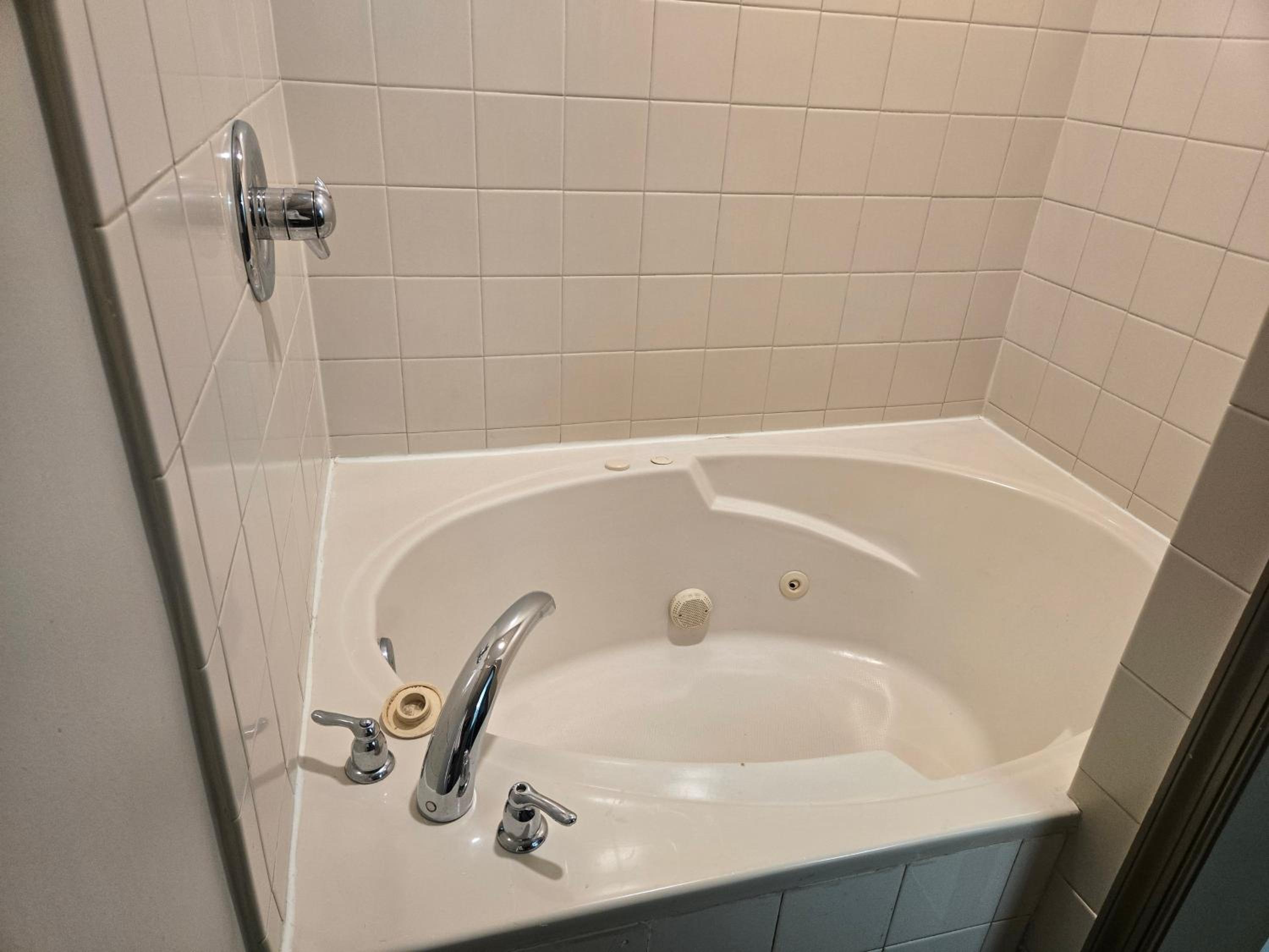 Deluxe King Suite with Jetted Tub - Non-Smoking - Photo 7