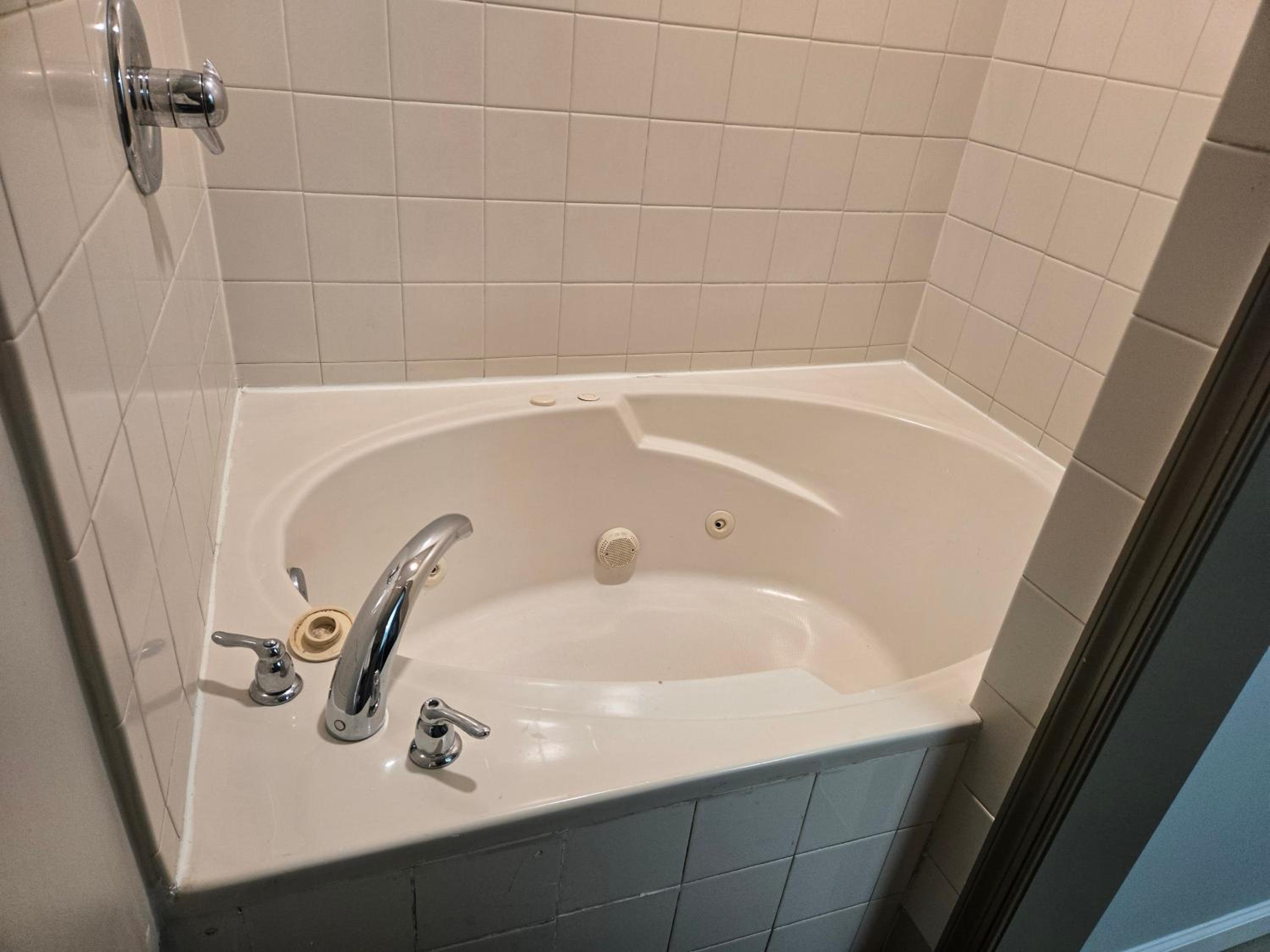 Deluxe King Suite with Jetted Tub - Non-Smoking - Photo 8