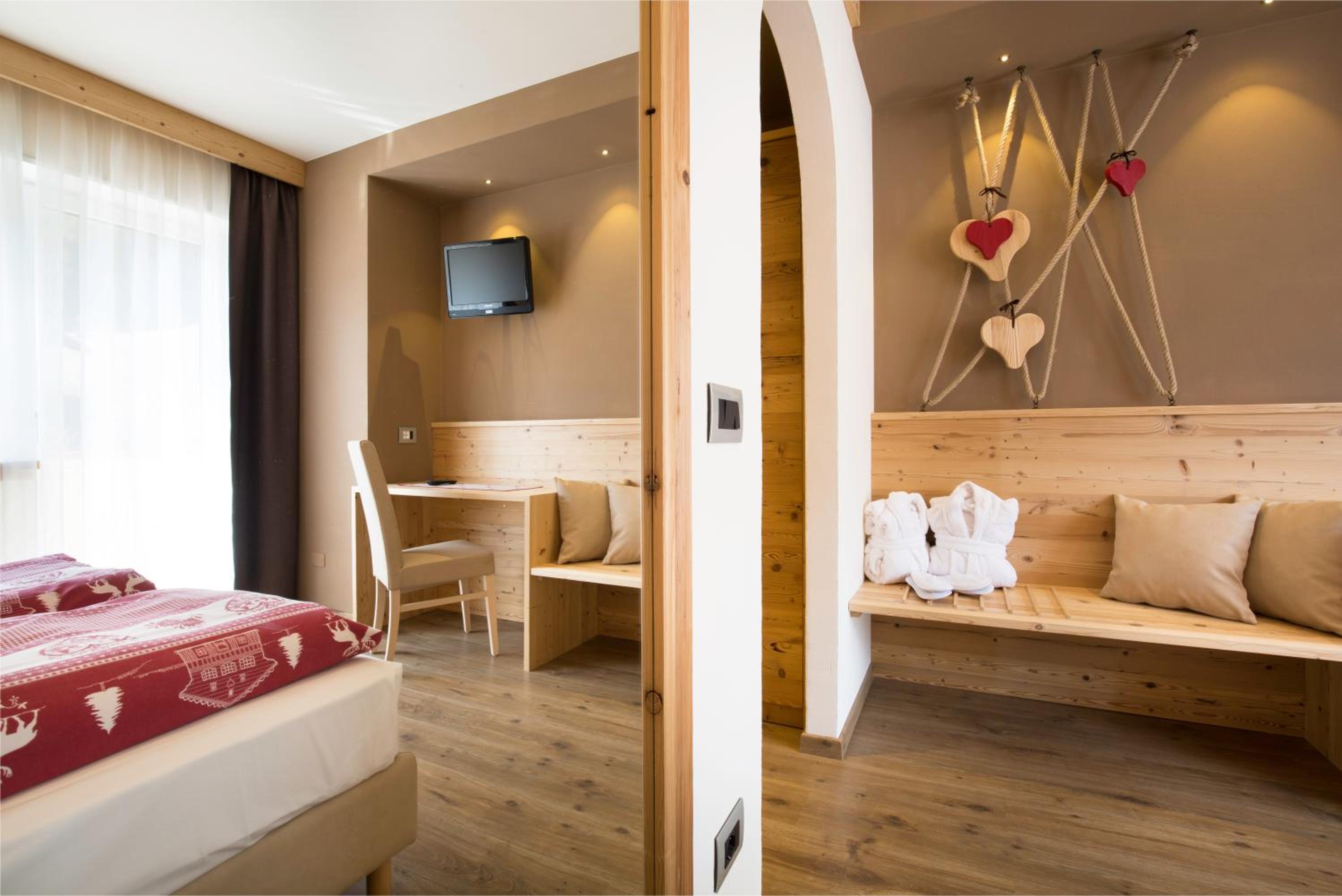 Double or Twin Room with Mountain View - Photo 4