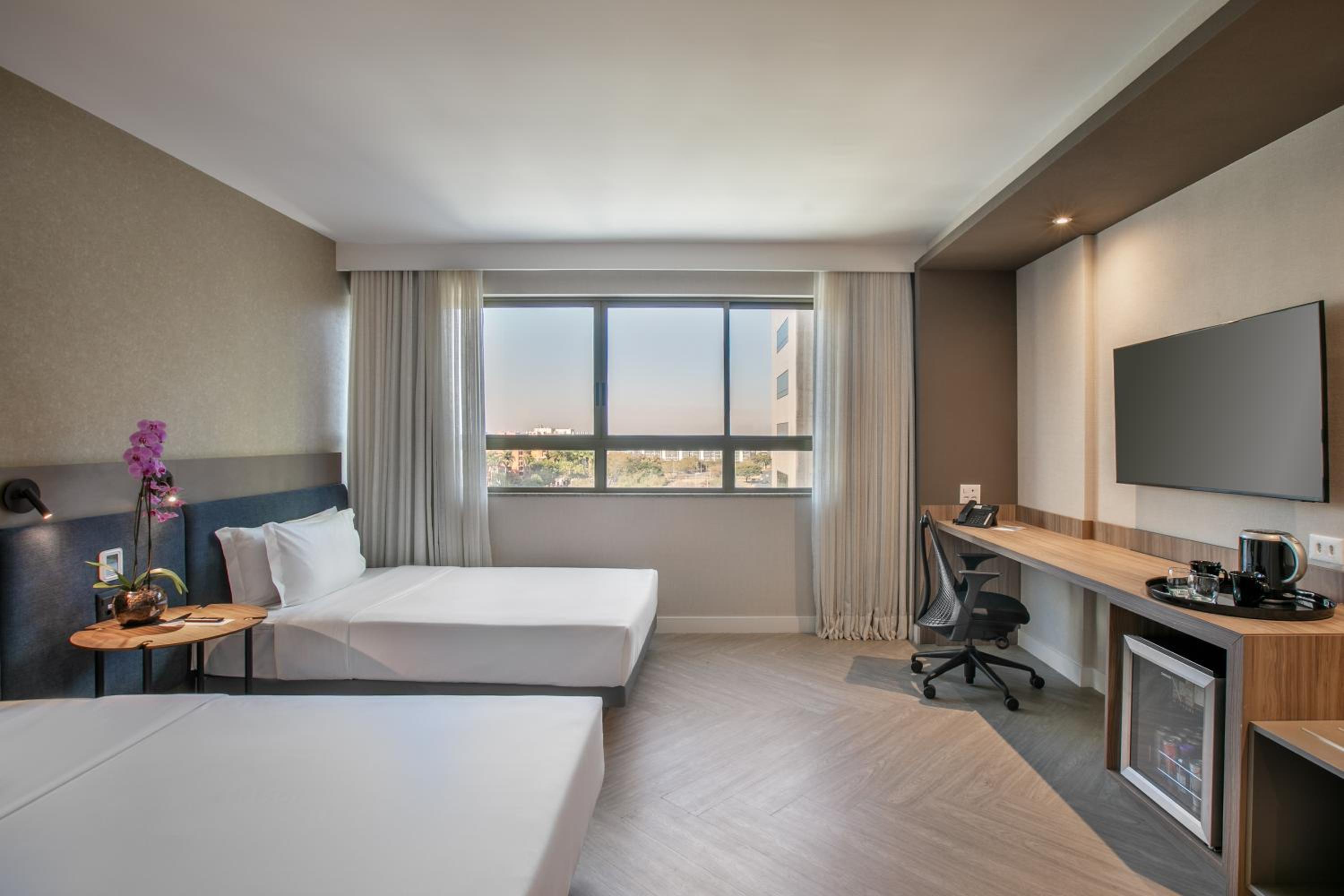 Premium Twin Room thumbnail 6