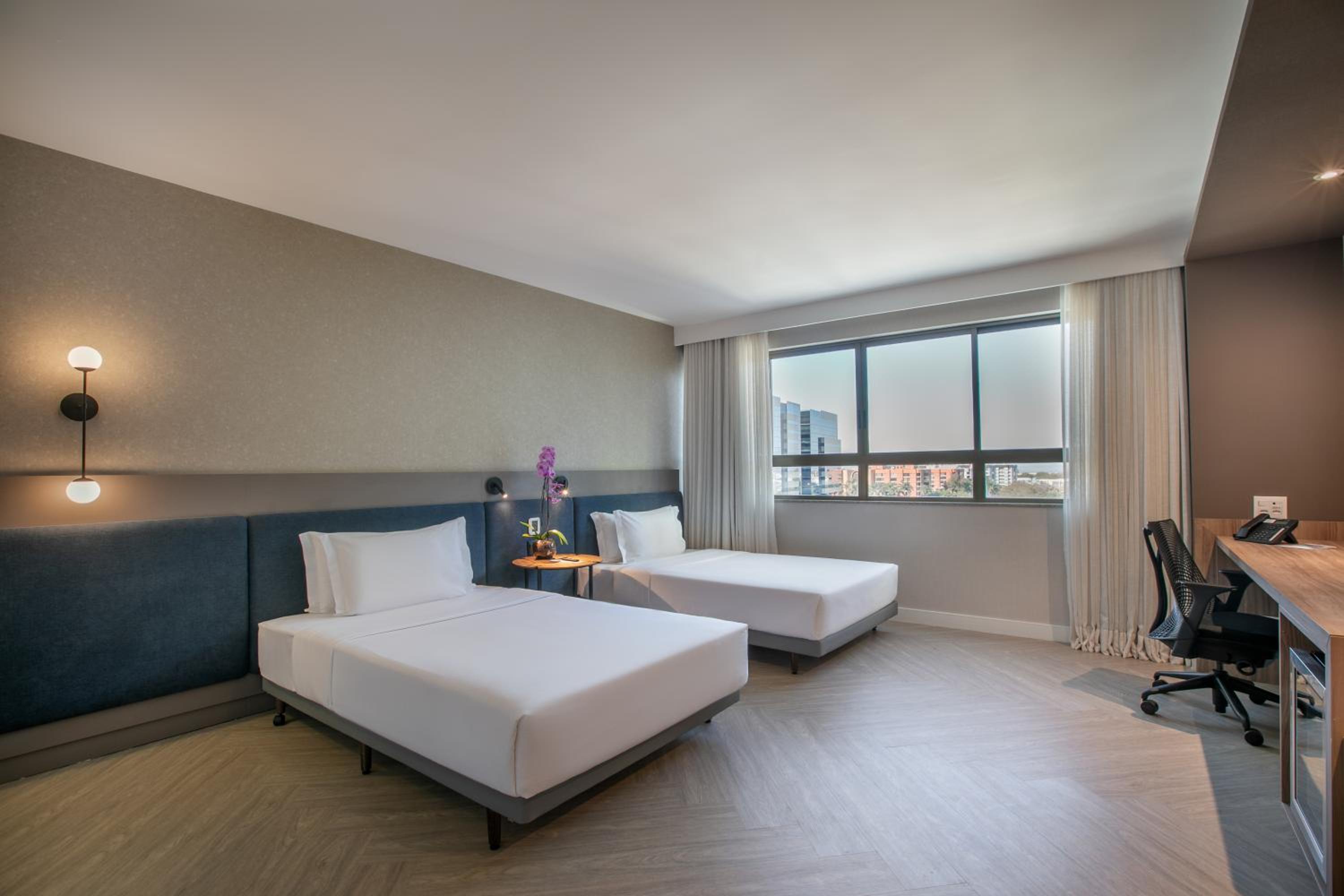 Premium Twin Room thumbnail 5