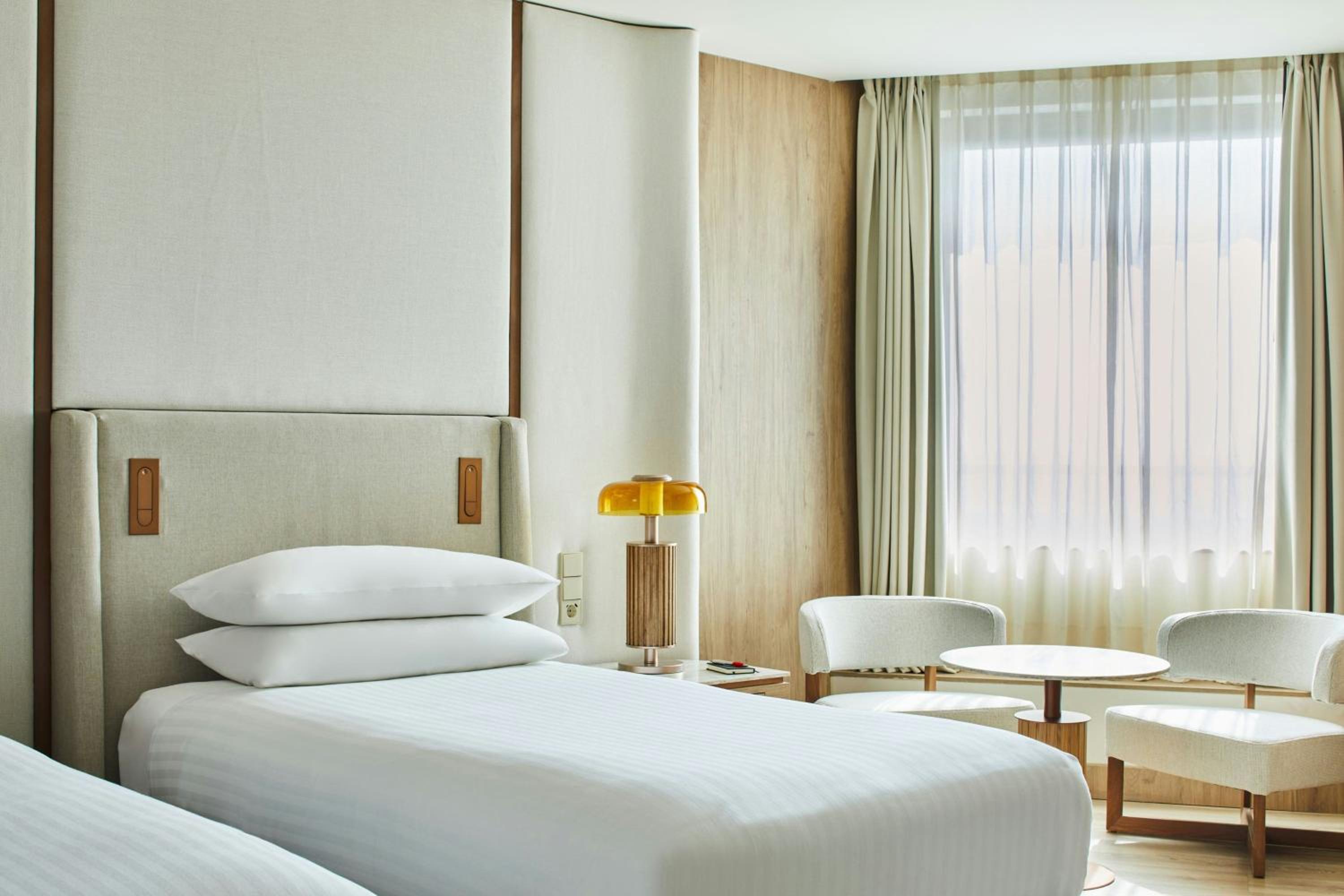 Superior Twin Room with Two Twin Beds and City View - Photo 2