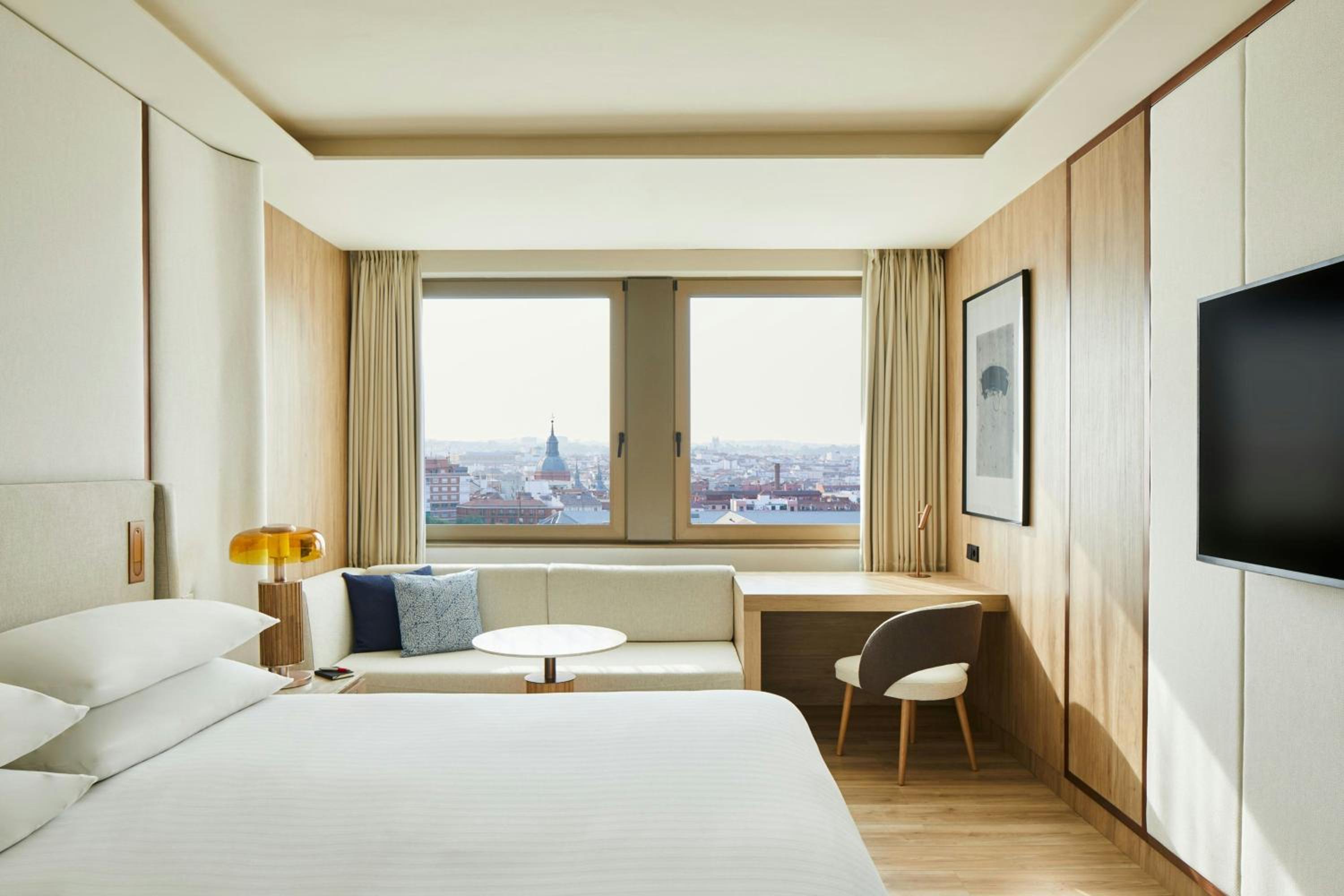 Superior King Room with City View - Photo 3