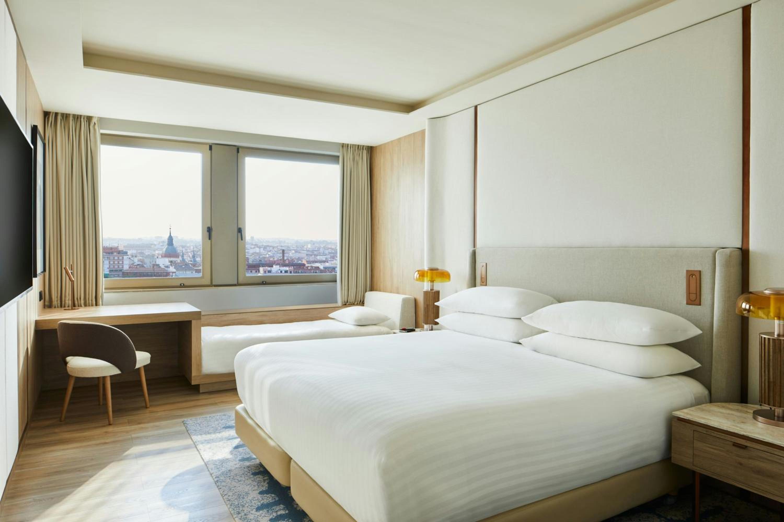 Superior King Room with City View - Photo 2