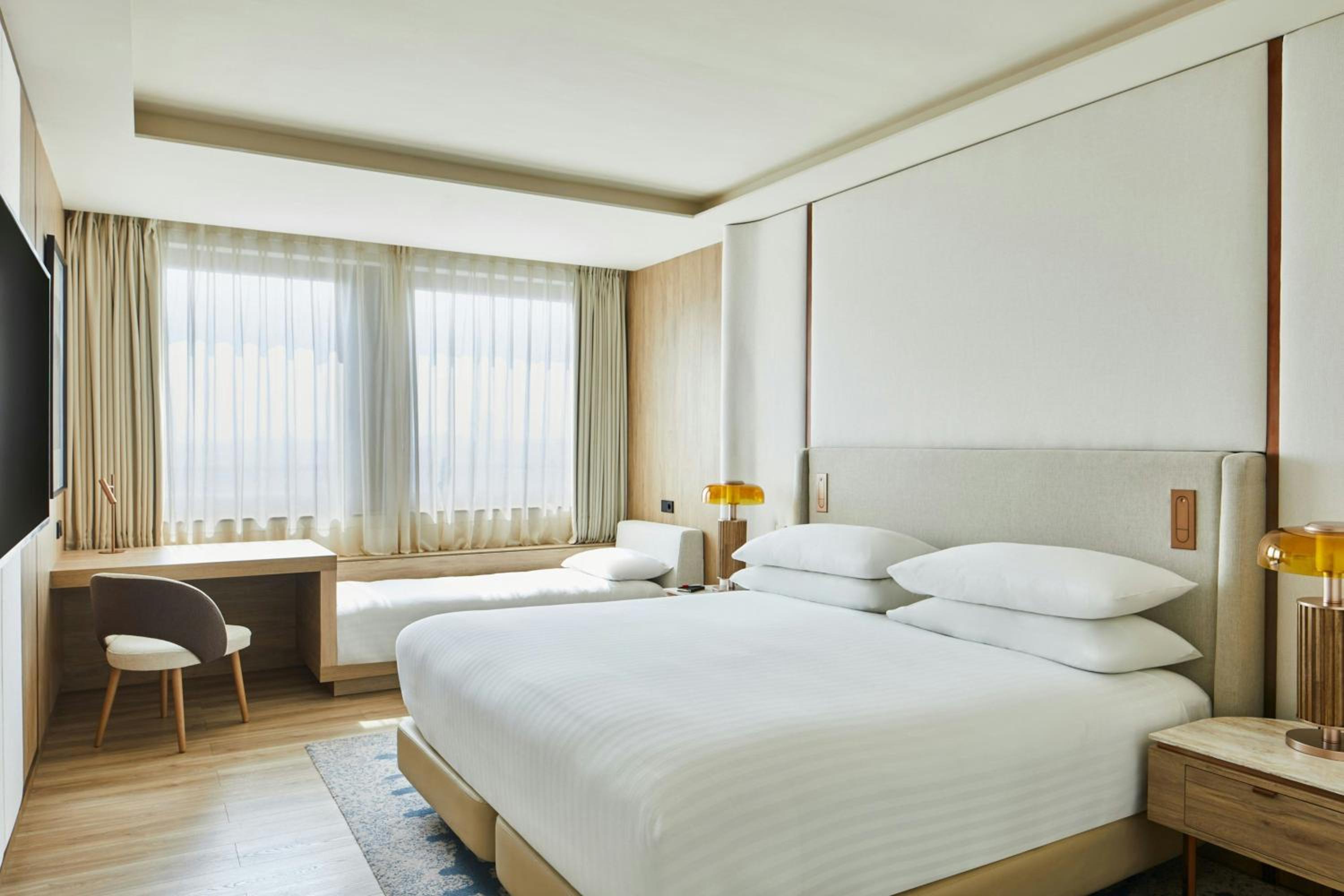 Superior King Room with City View - Photo 7
