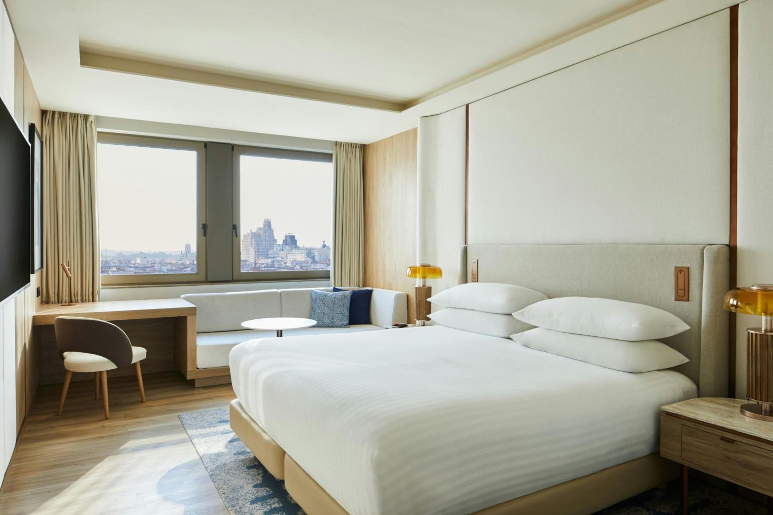 Superior King Room with City View - Photo 4