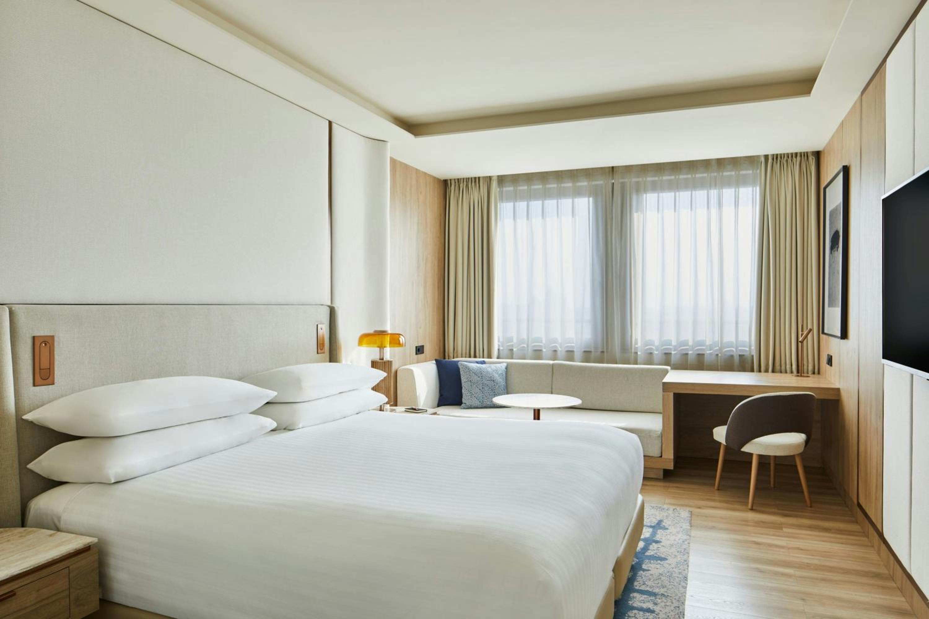 Superior King Room with City View - Photo 6