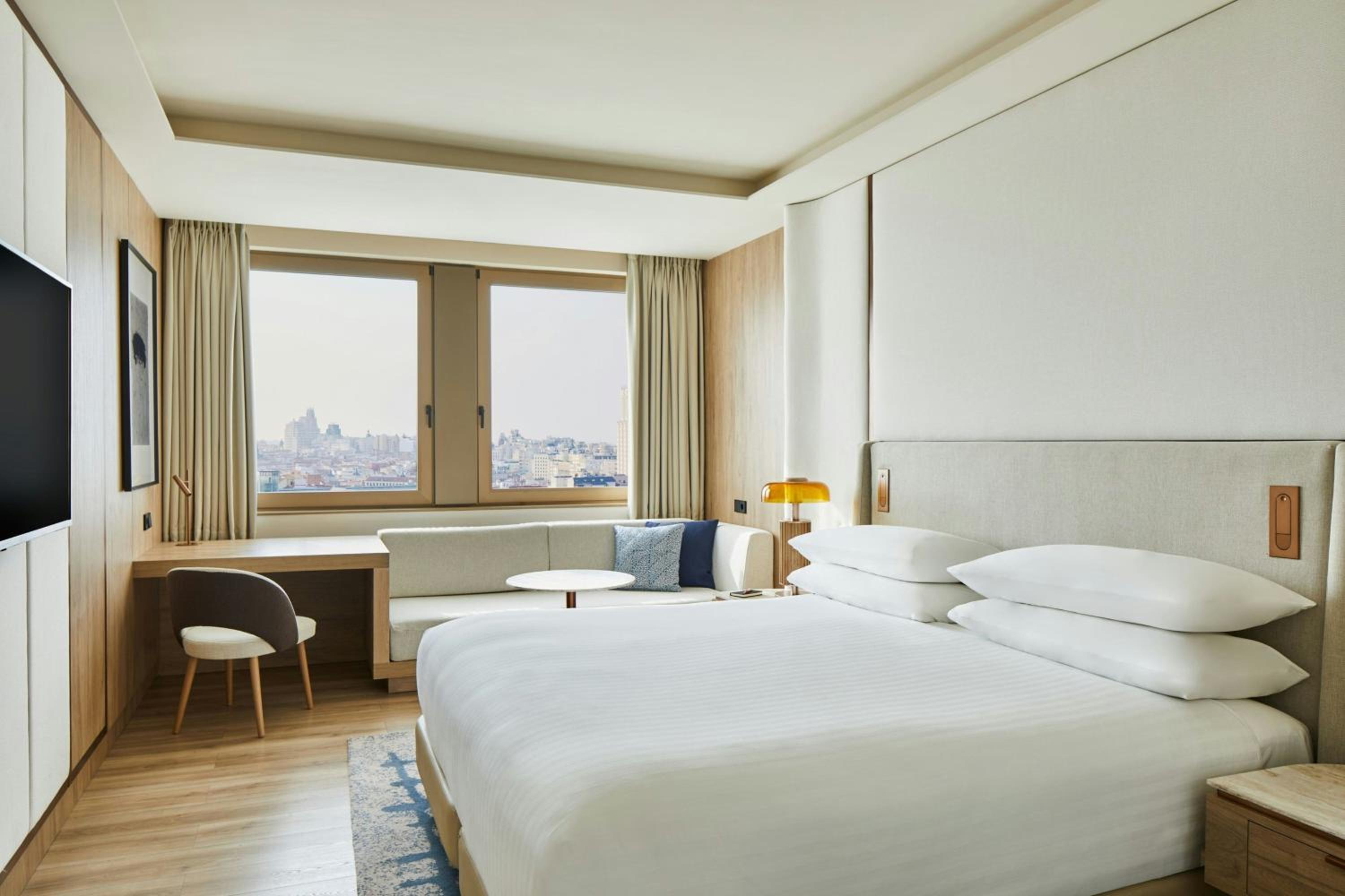 Superior King Room with City View - Photo 5