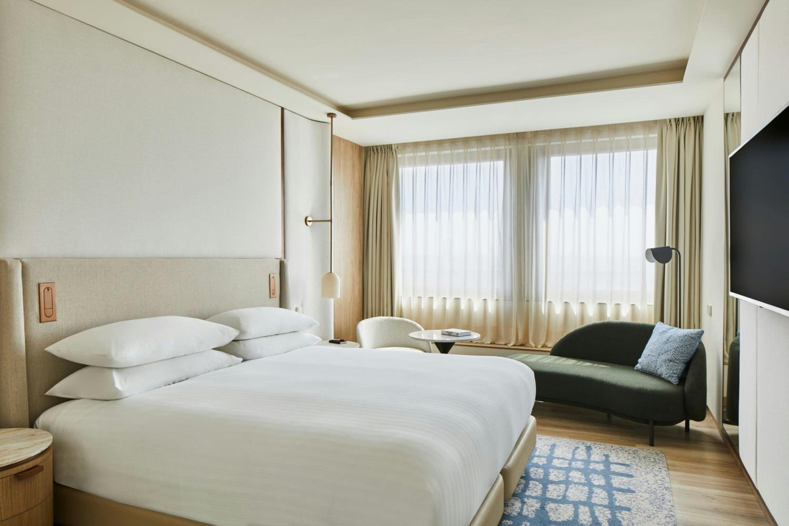 Superior King Room with City View - Photo 1