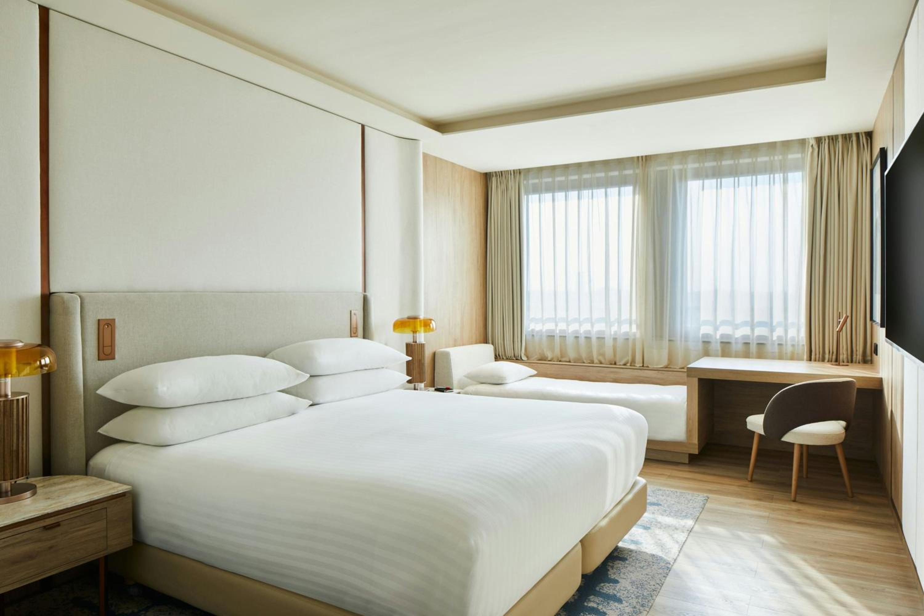 Superior King Room with City View - Photo 8