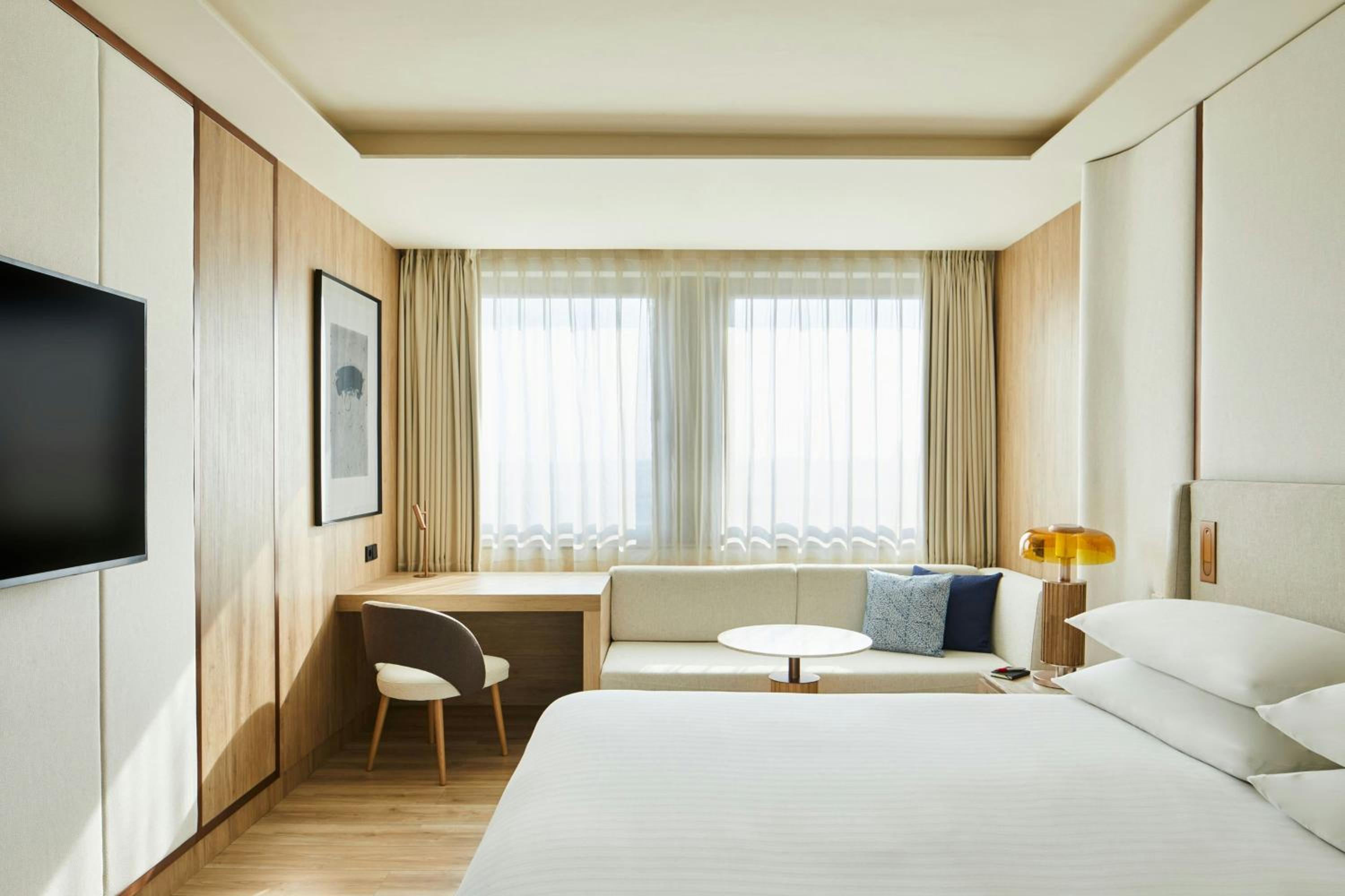 Superior King Room with City View - Photo 9
