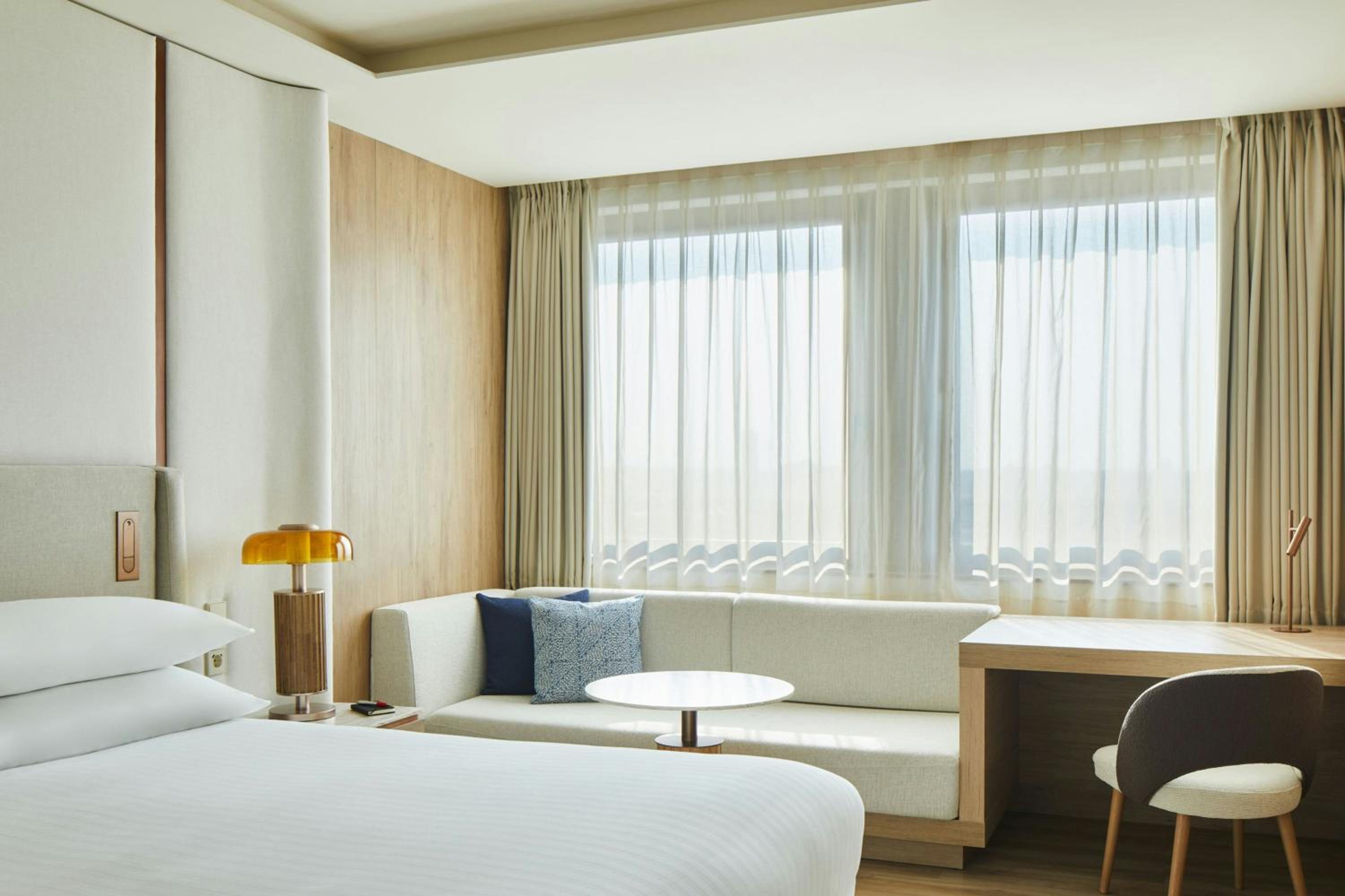 Superior King Room with City View - Photo 10