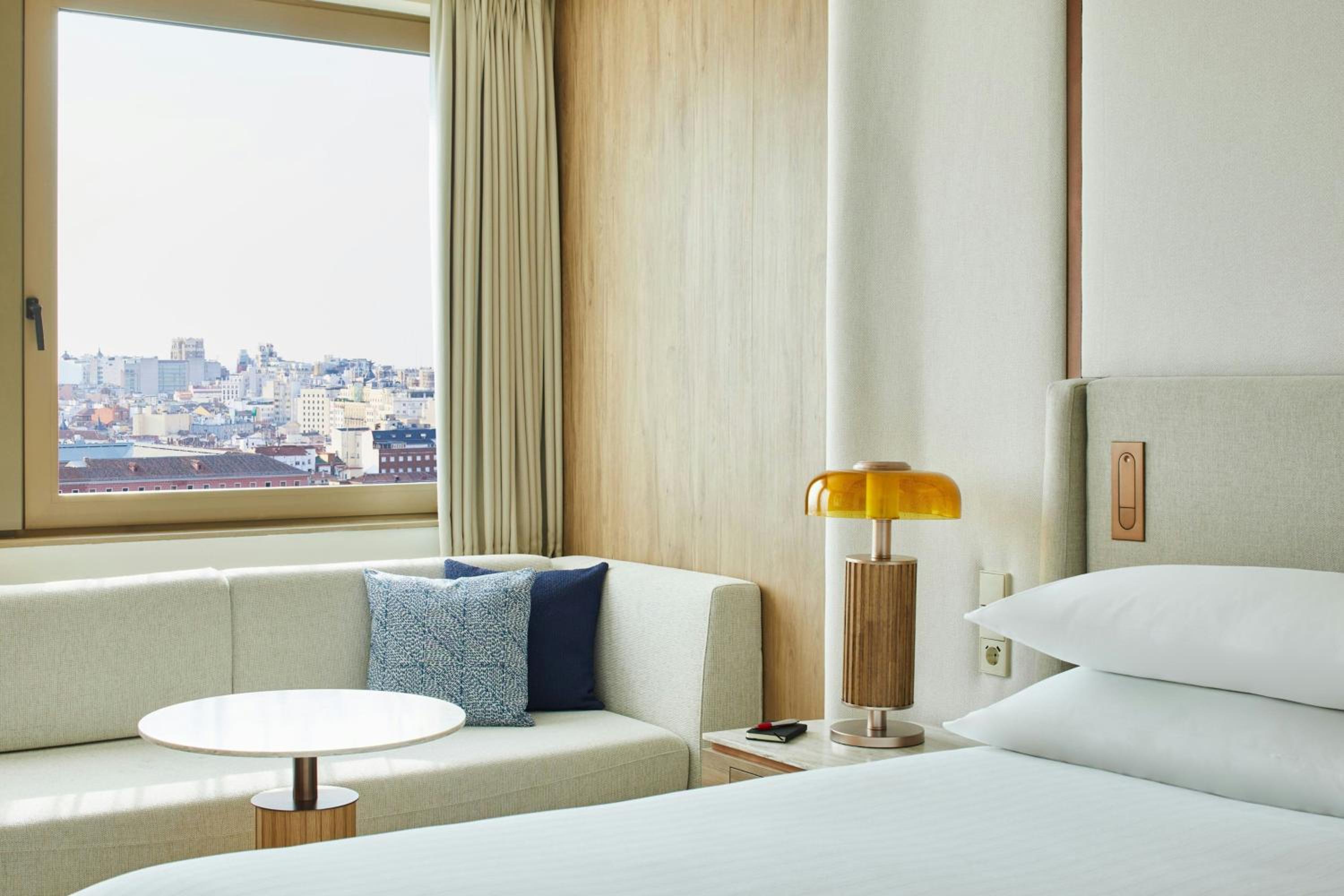 Superior King Room with City View - Photo 19