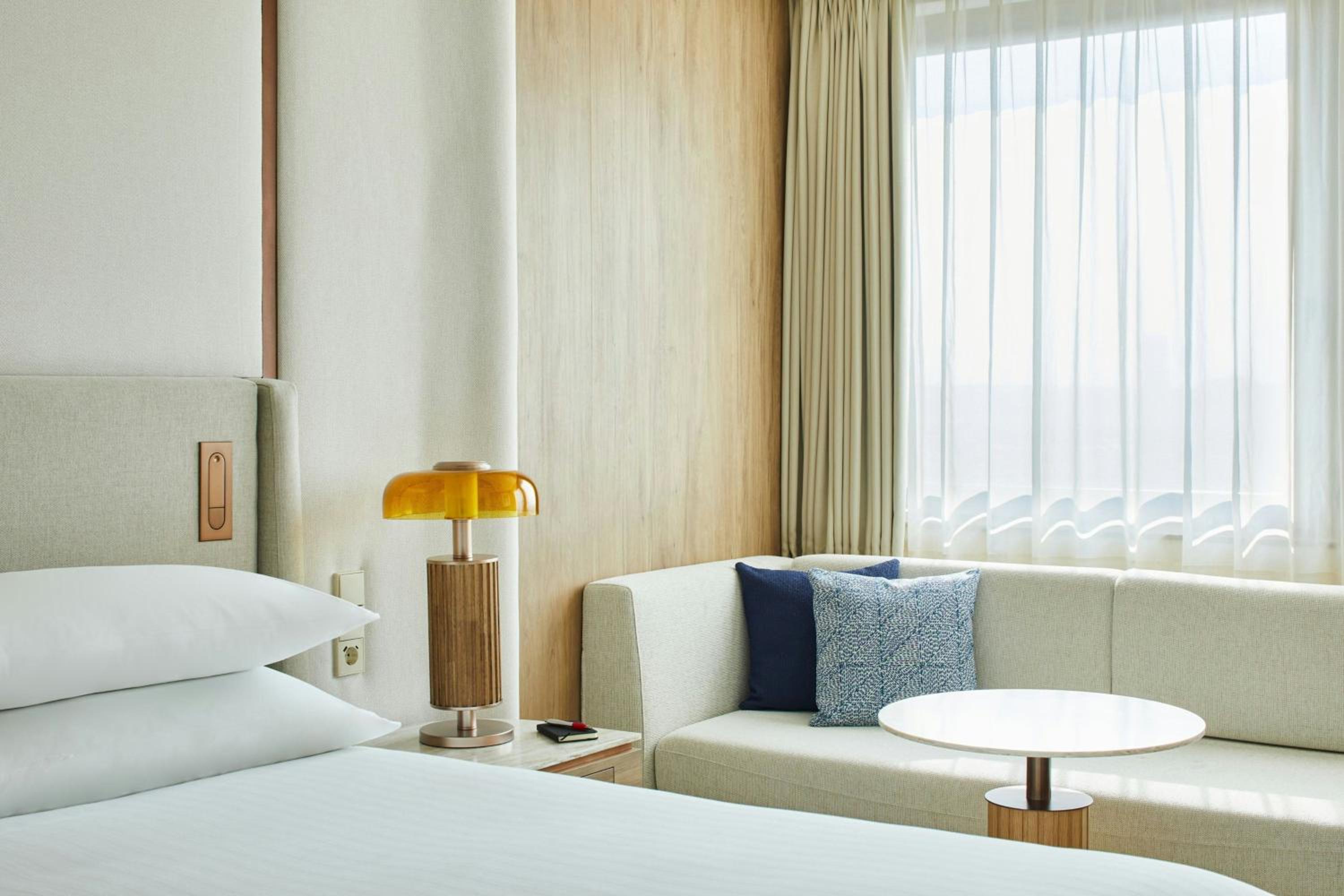 Superior King Room with City View - Photo 23